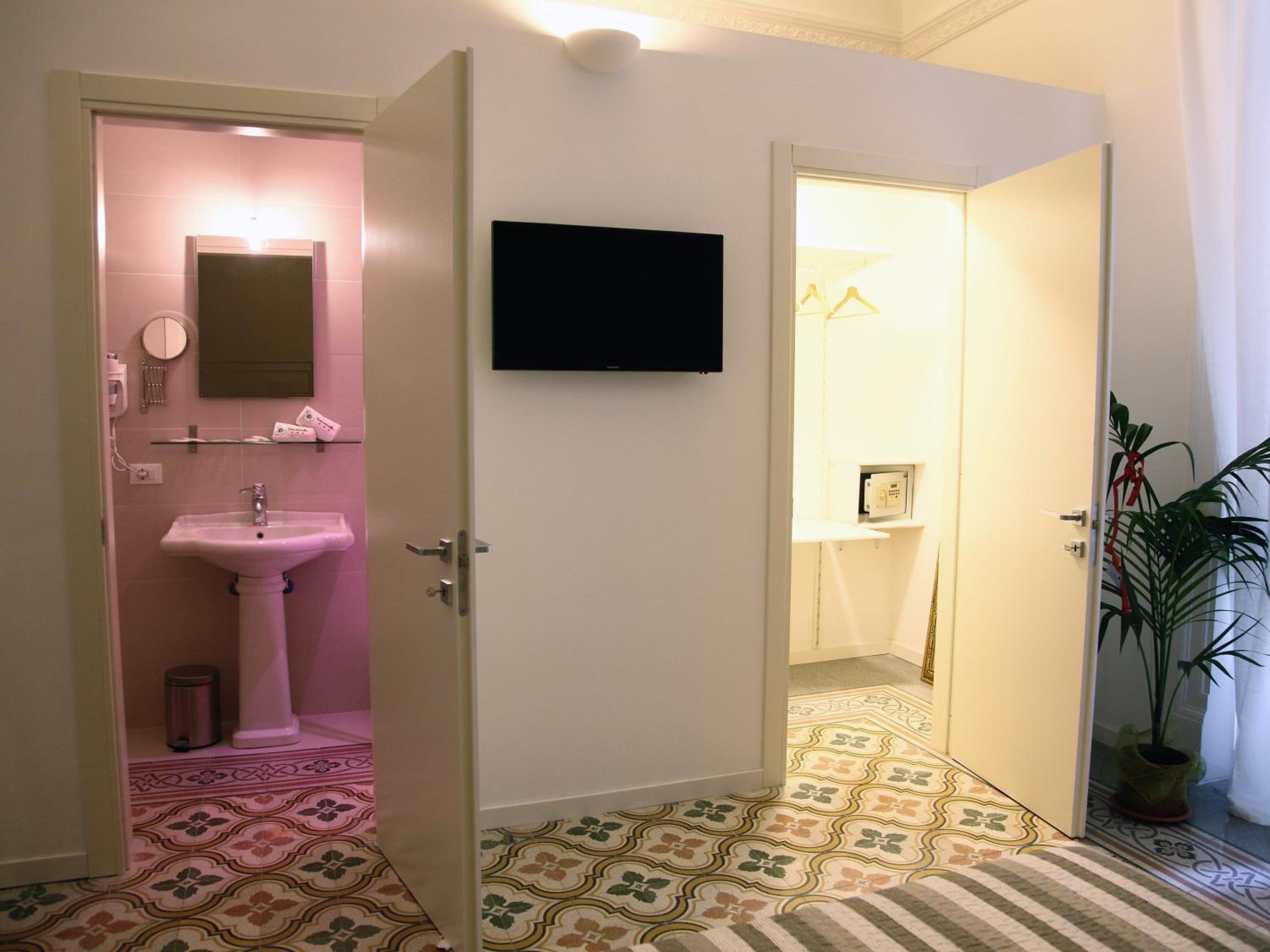 Deluxe Quadruple Room - Photo 12