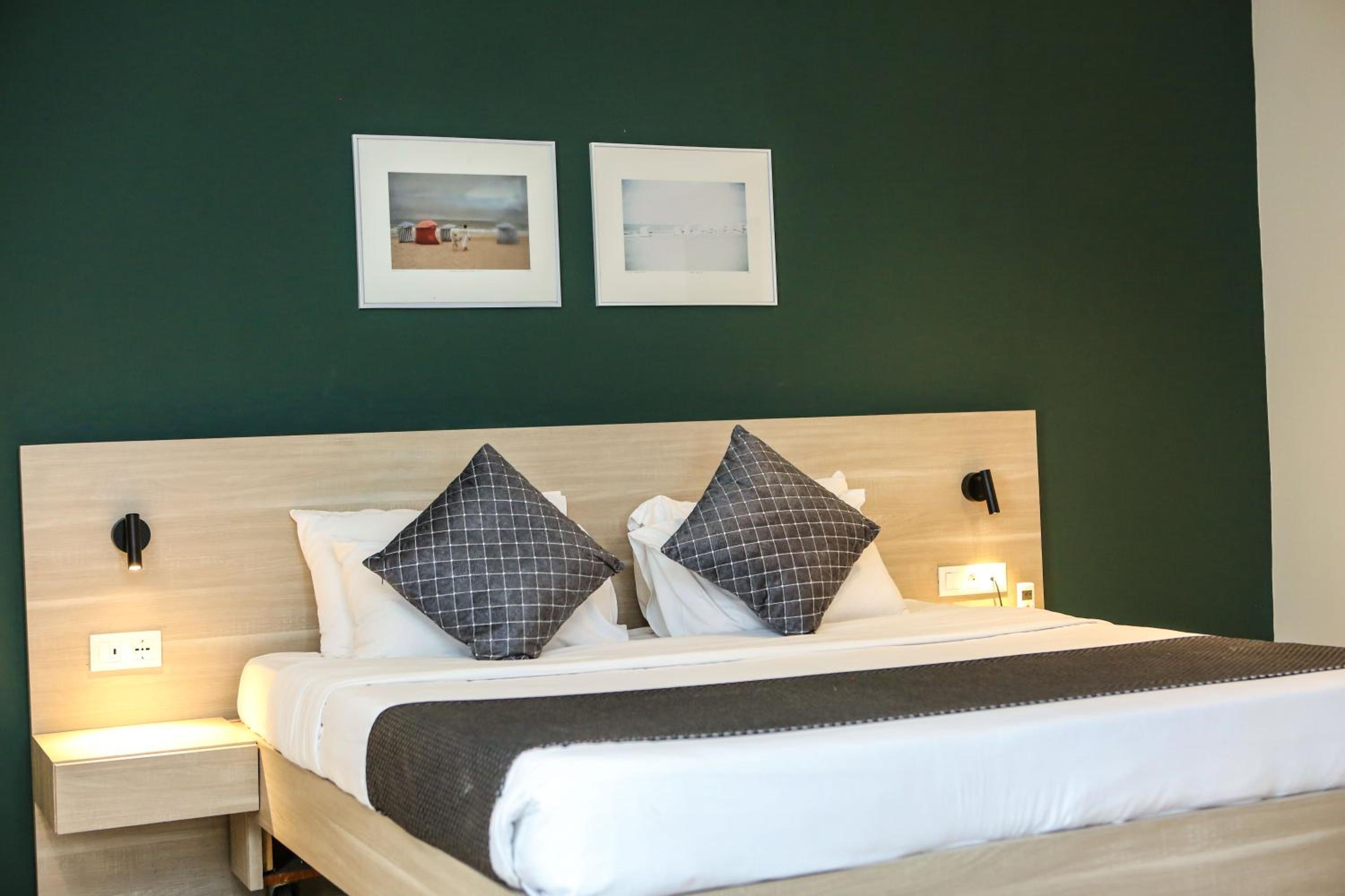 Deluxe King Room - Photo 2