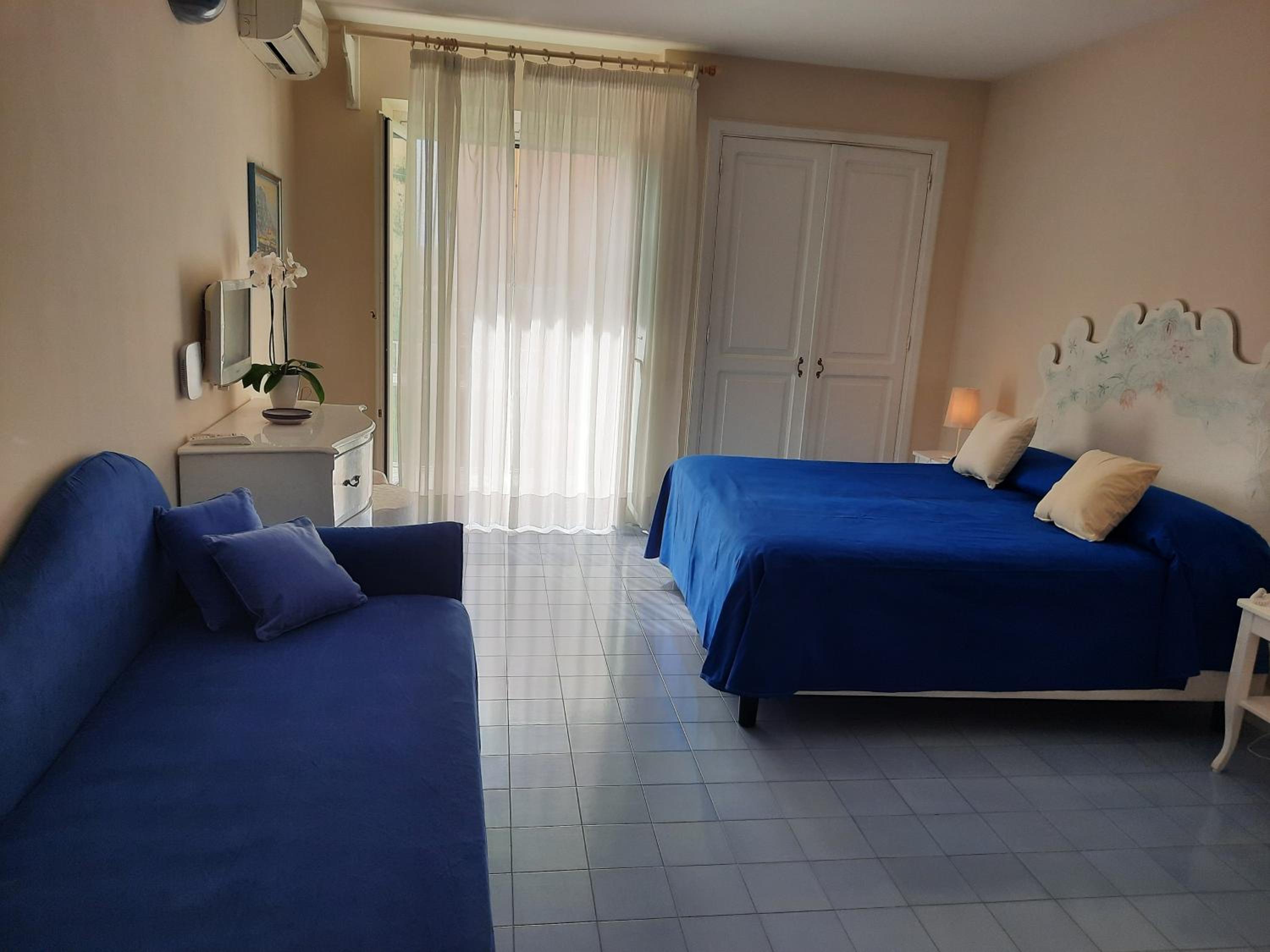 Double or Twin Room with City View photo 2