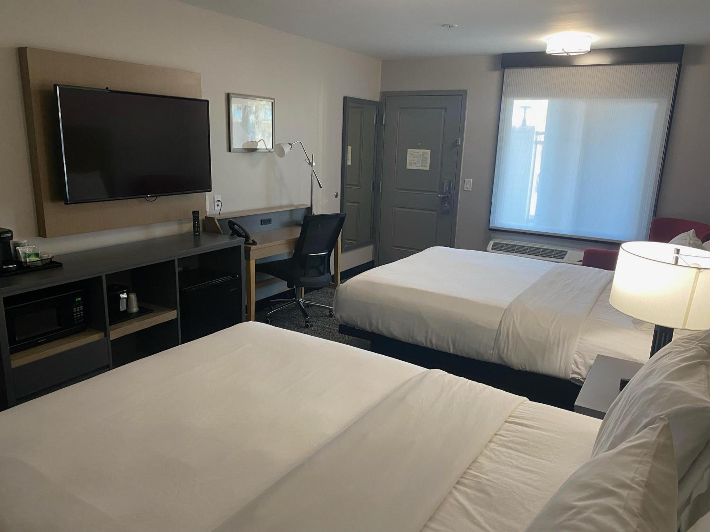 Queen Room with Two Queen Beds - Non Smoking - Photo 6