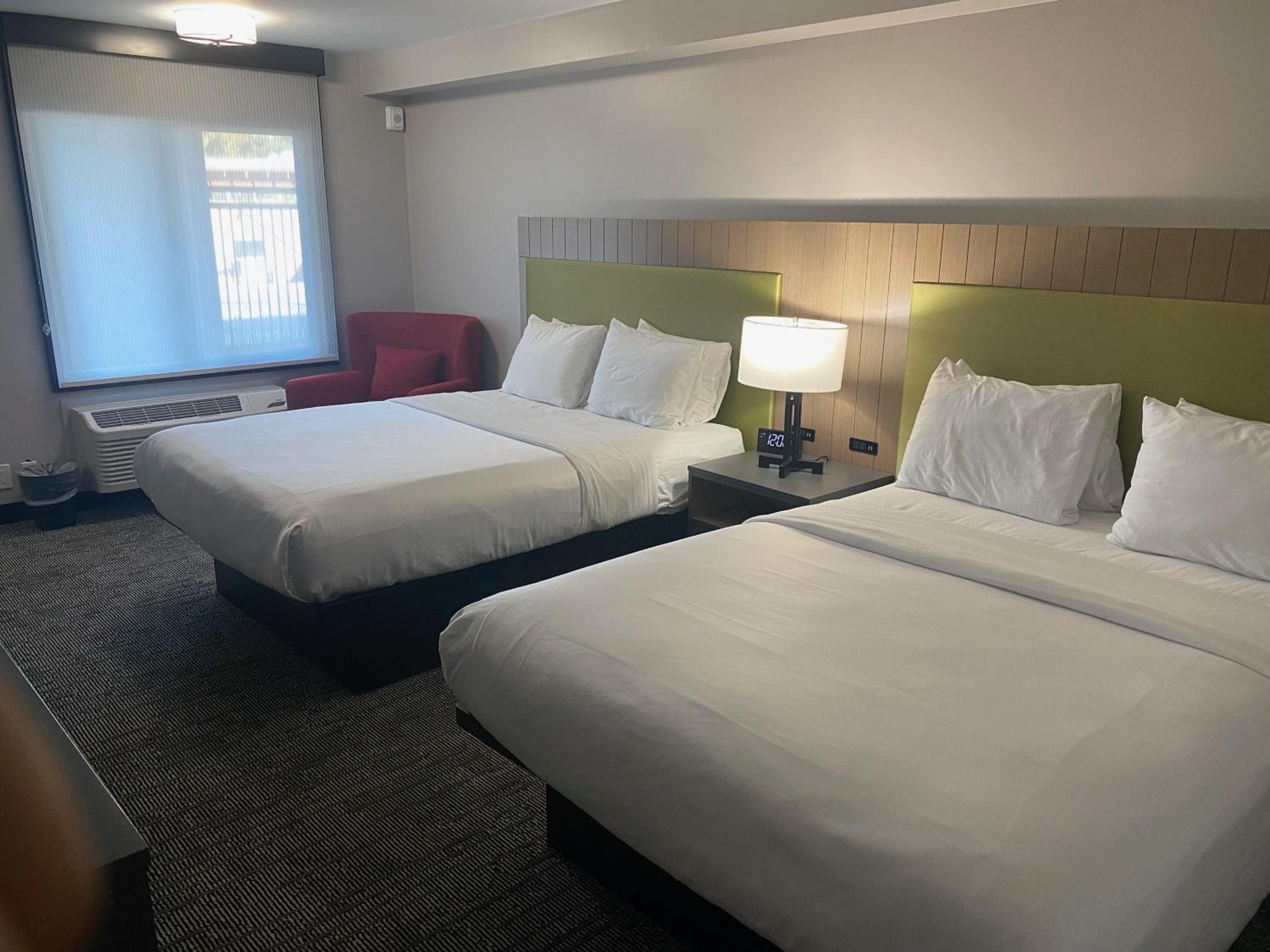 Queen Room with Two Queen Beds - Non Smoking - Photo 2