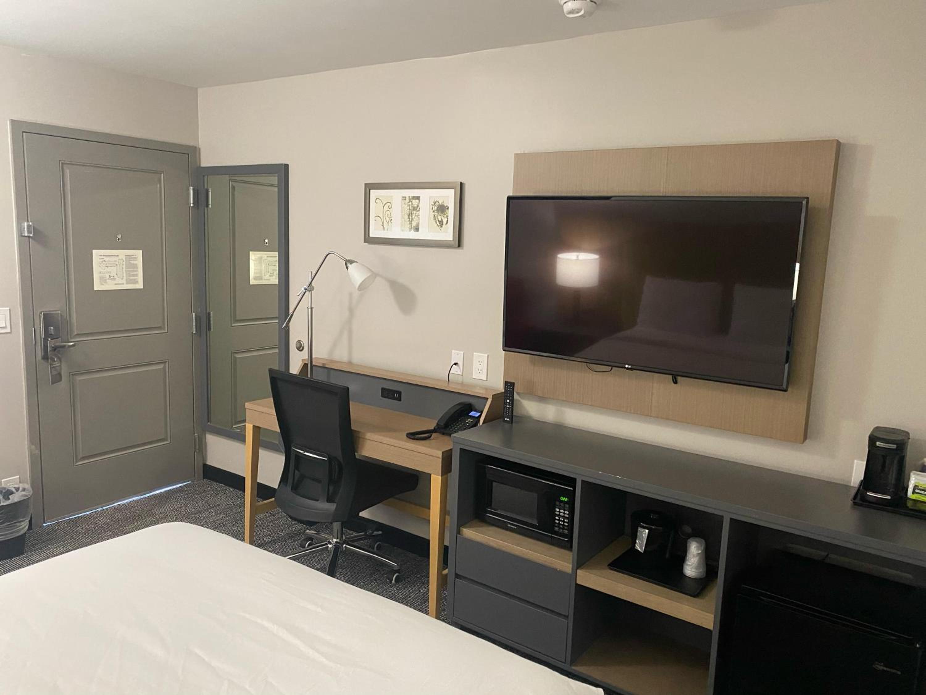 Queen Room with Two Queen Beds - Non Smoking - Photo 1