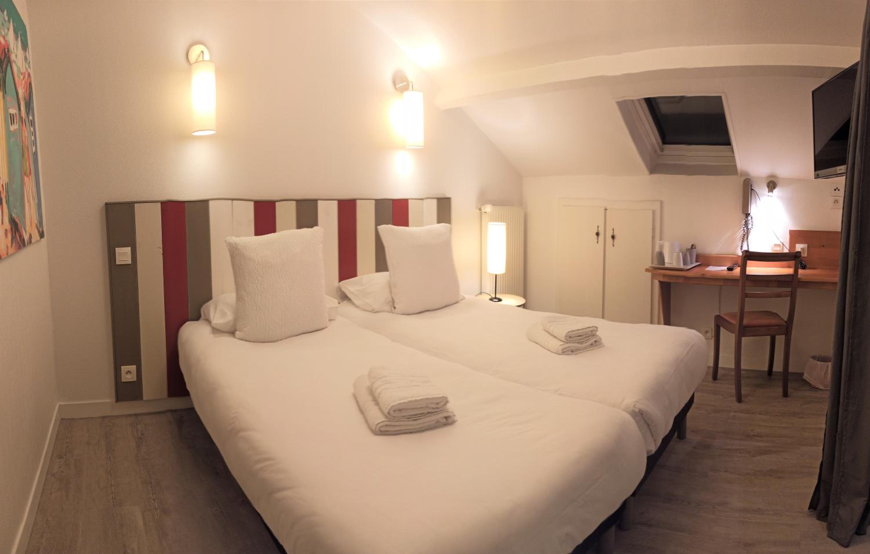 Economy Triple Room Under Inclined Ceiling