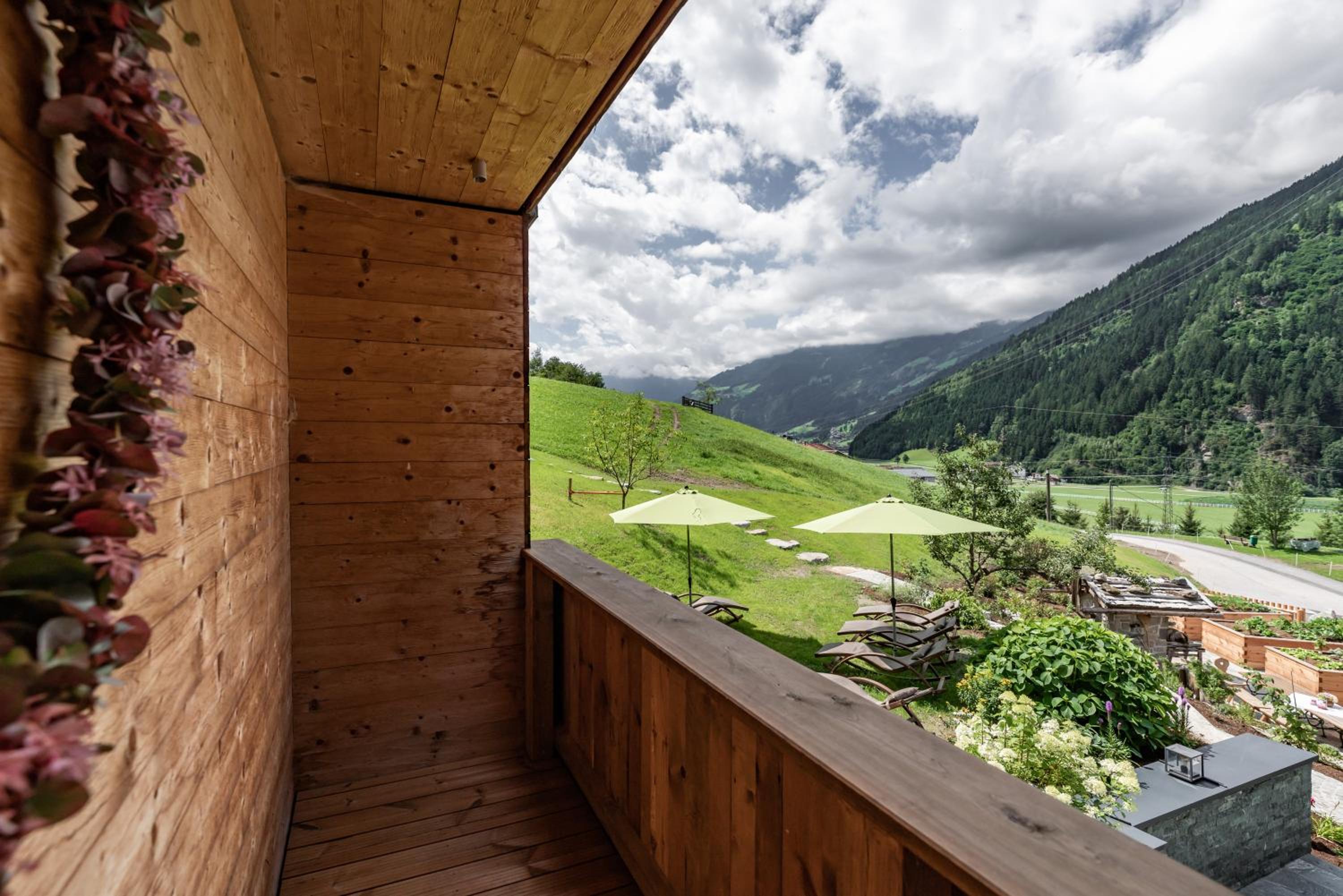 Apartment with Mountain View photo 3