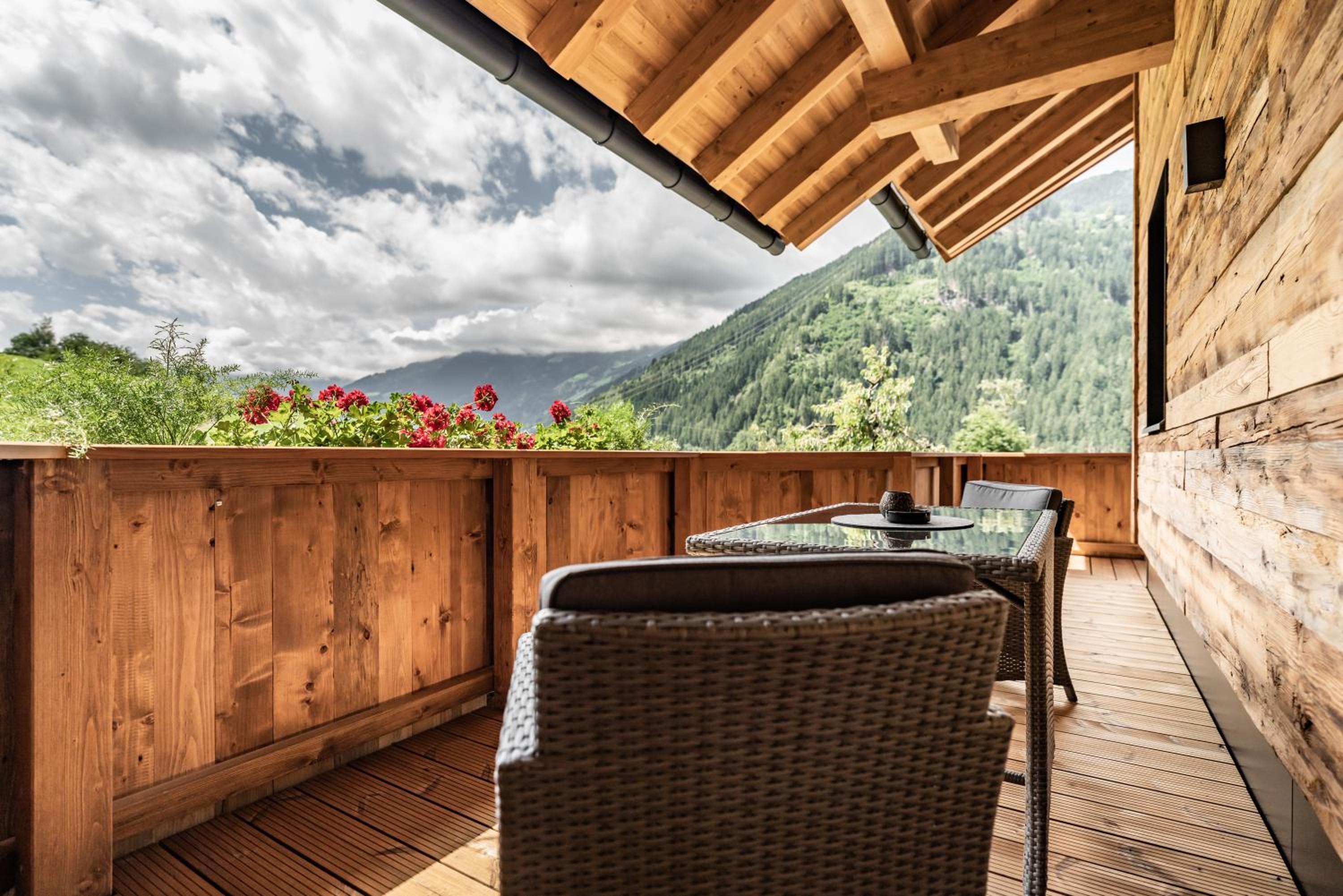 Apartment with Mountain View photo 2