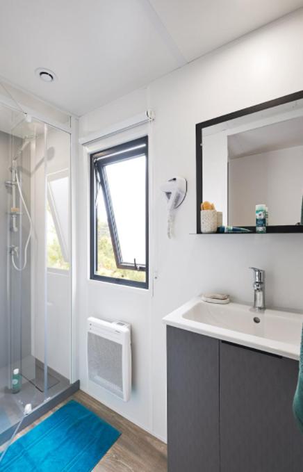 Three-Bedroom Comfort Mobile Home photo 2