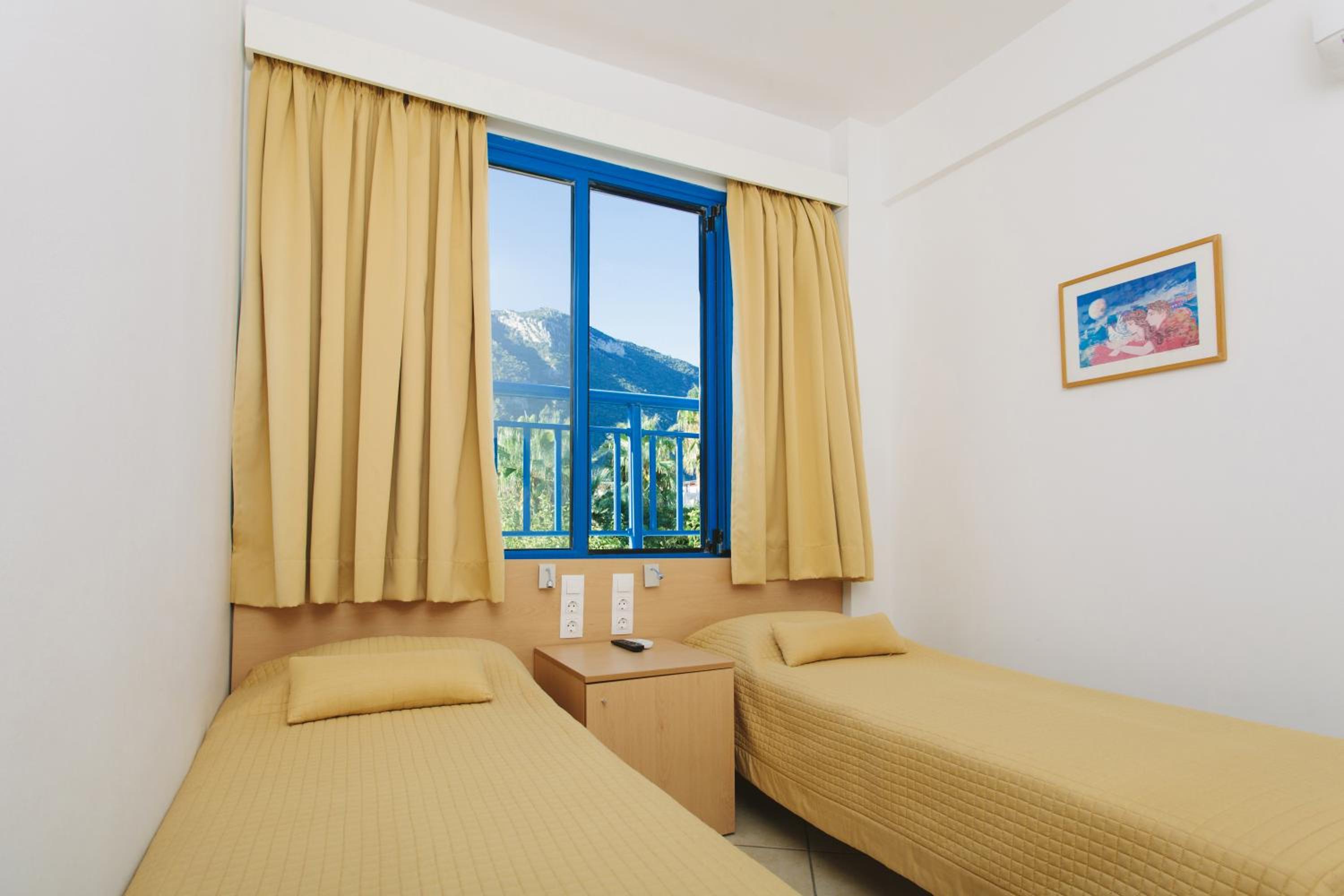Family Room with Side Sea View - Photo 1