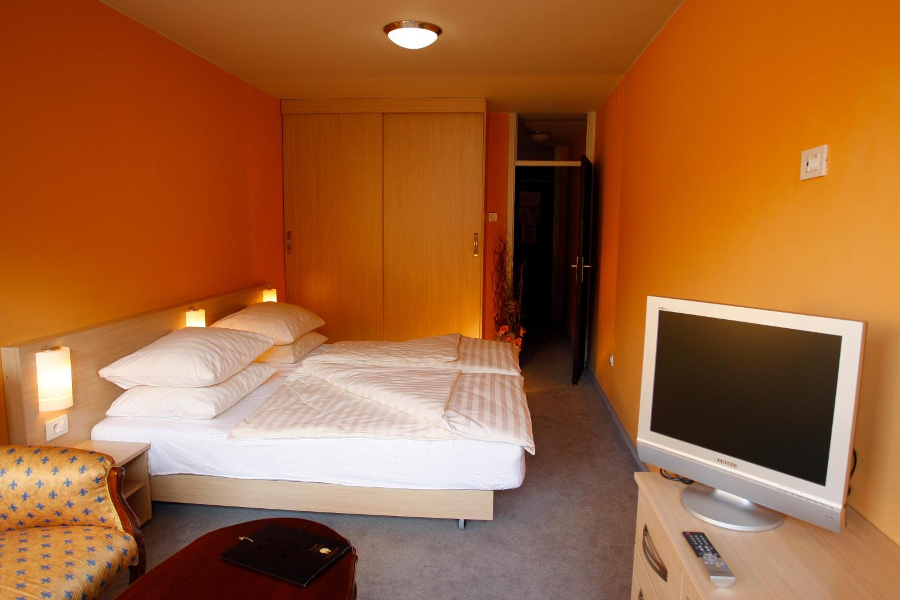 Double or Twin Room - Photo 4