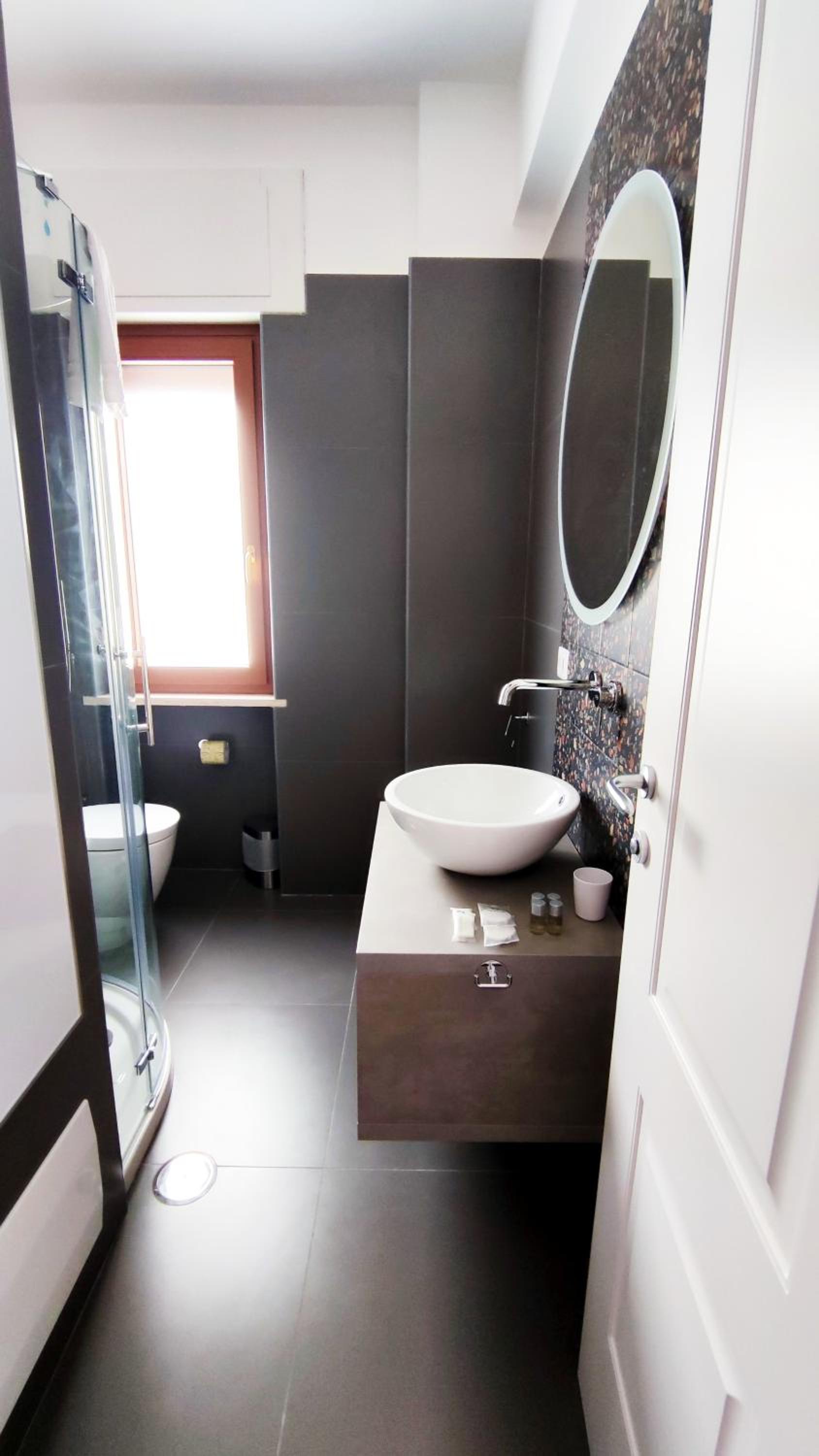 Deluxe Double Room with Balcony - Photo 5