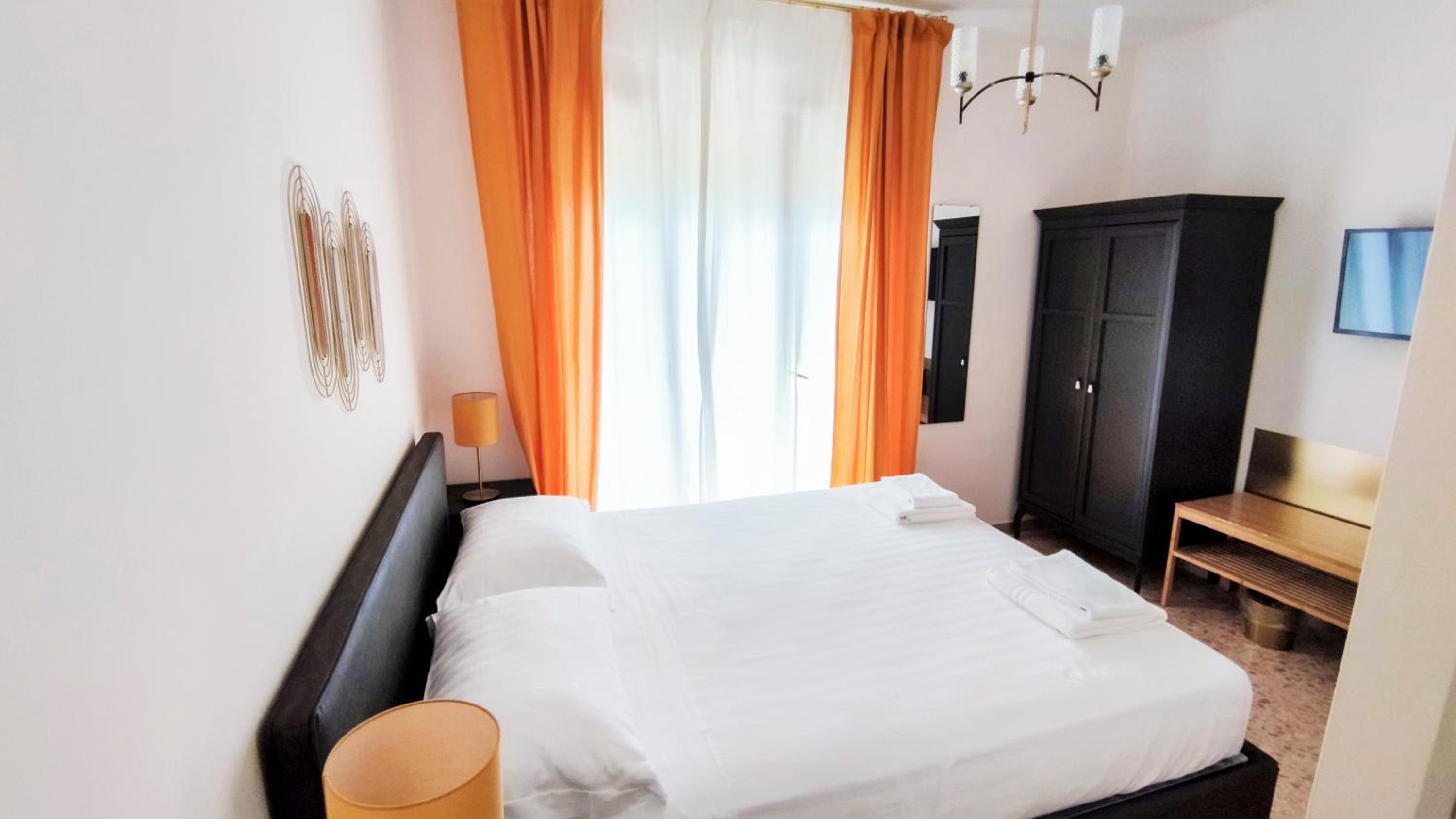 Double Room with Balcony - Photo 12