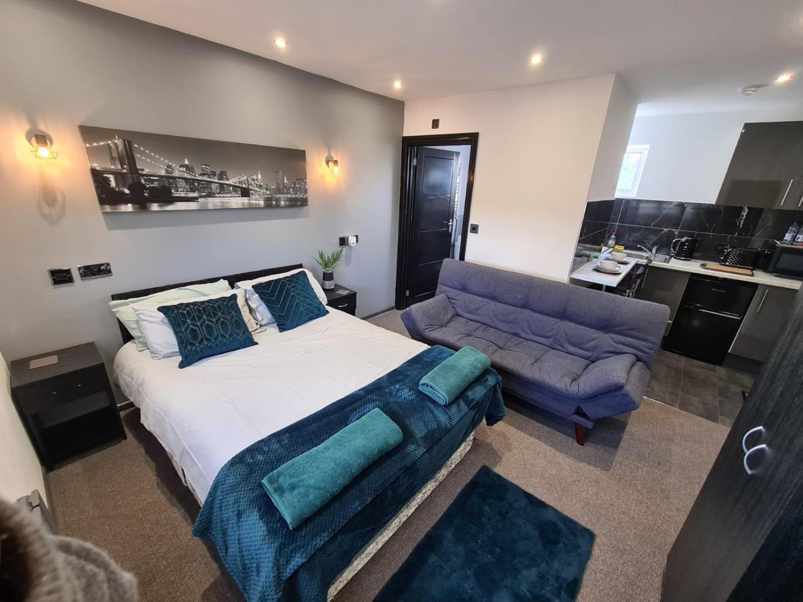 Deluxe Double Room (2 Adults + 1 Child)