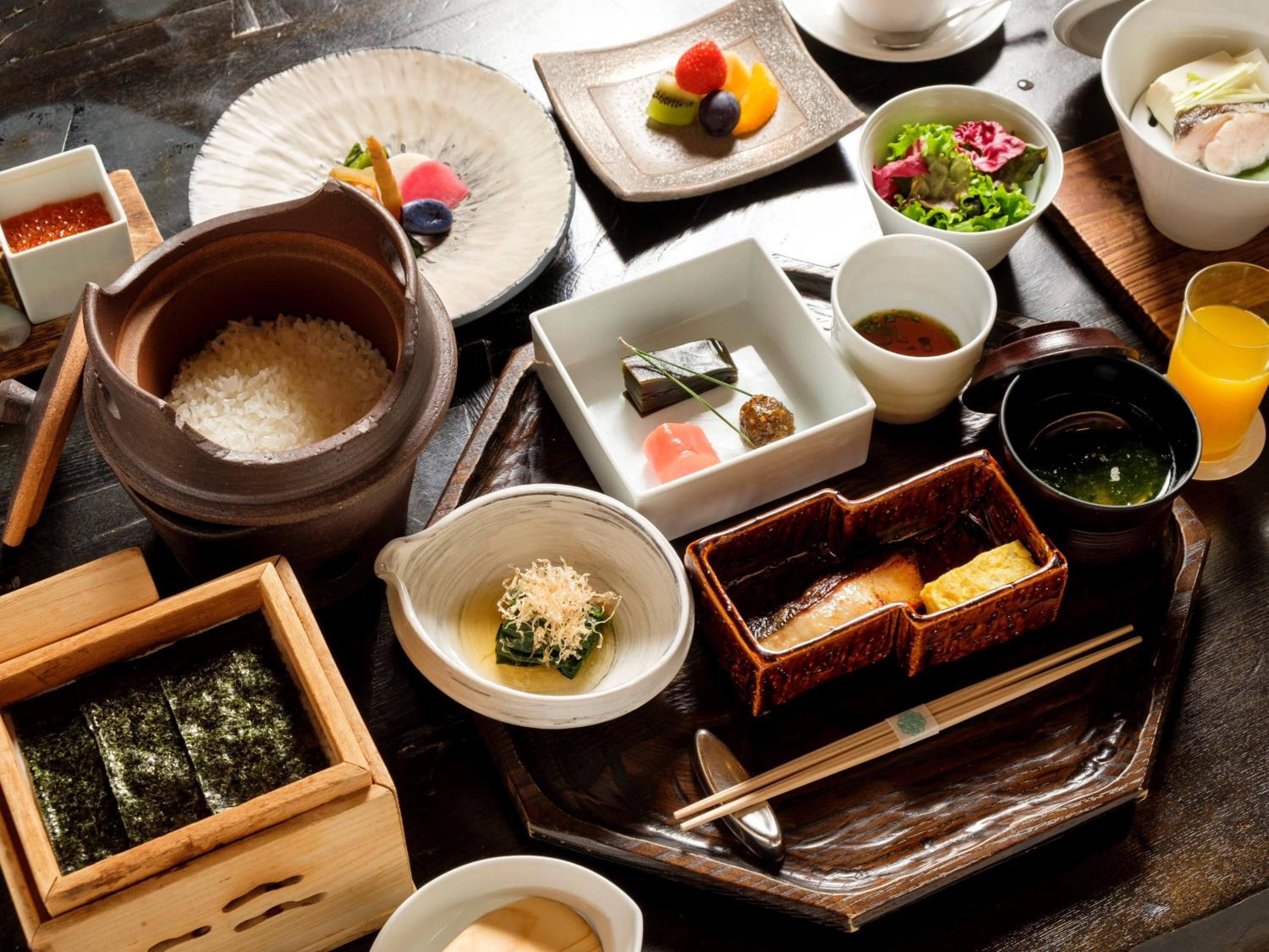 Deluxe Suite with Open-Air Bath and Lake View - Traditional Japanese Style Kaiseki Dinner + Japanese Style Breakfast Included photo 2