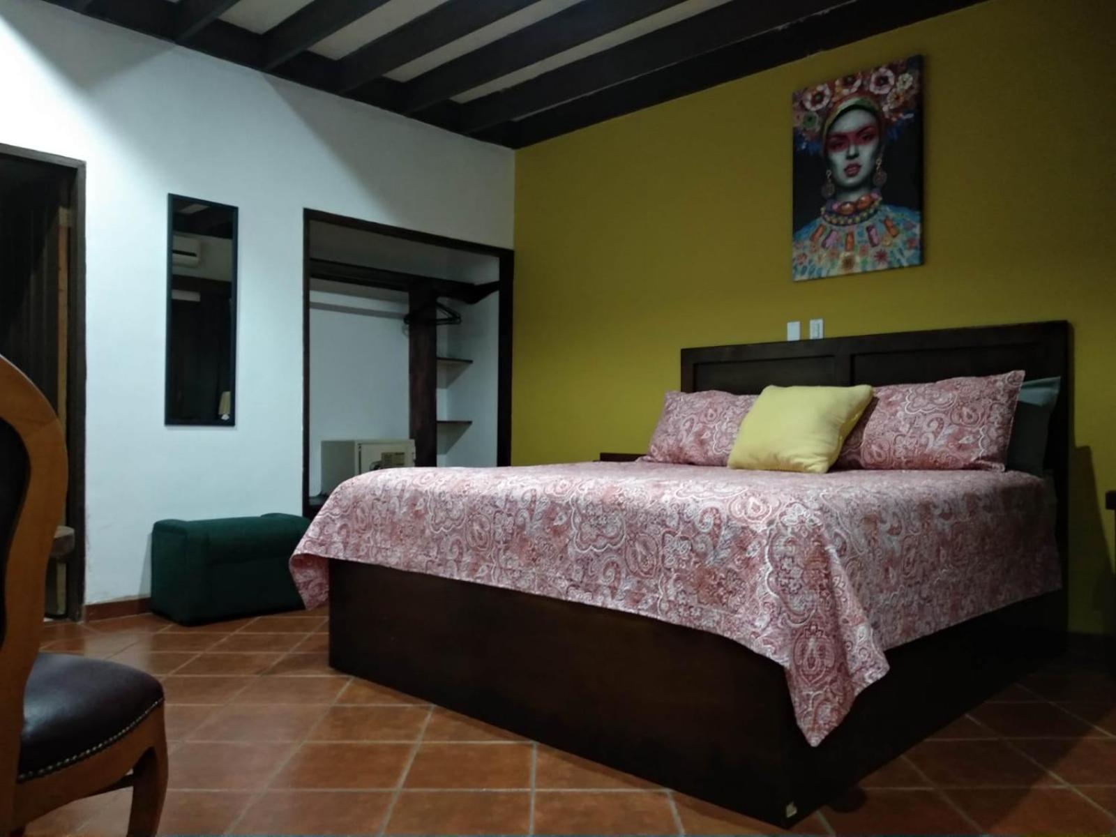 Standard Queen Room - Photo 8