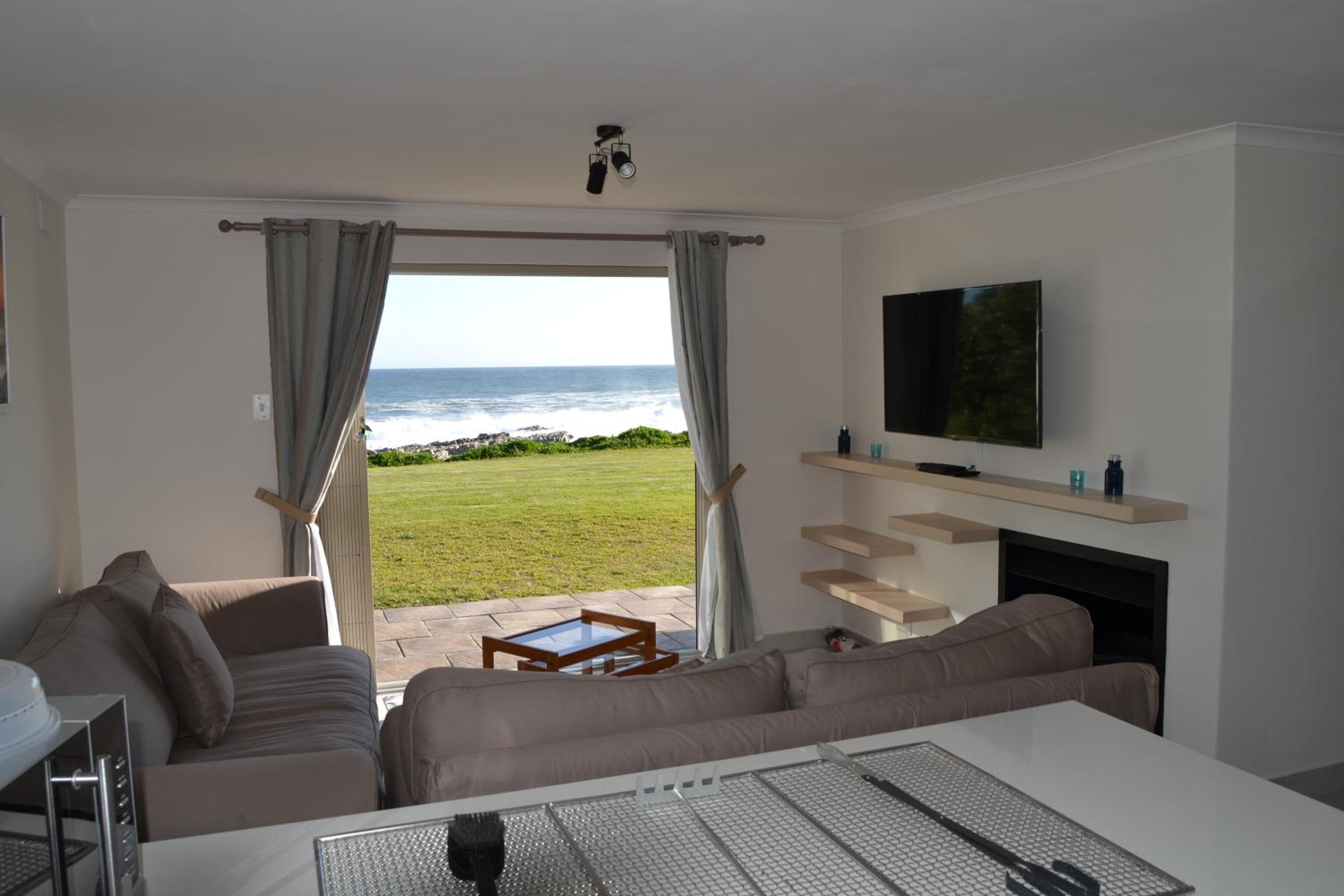 Three-Bedroom House - Photo 8