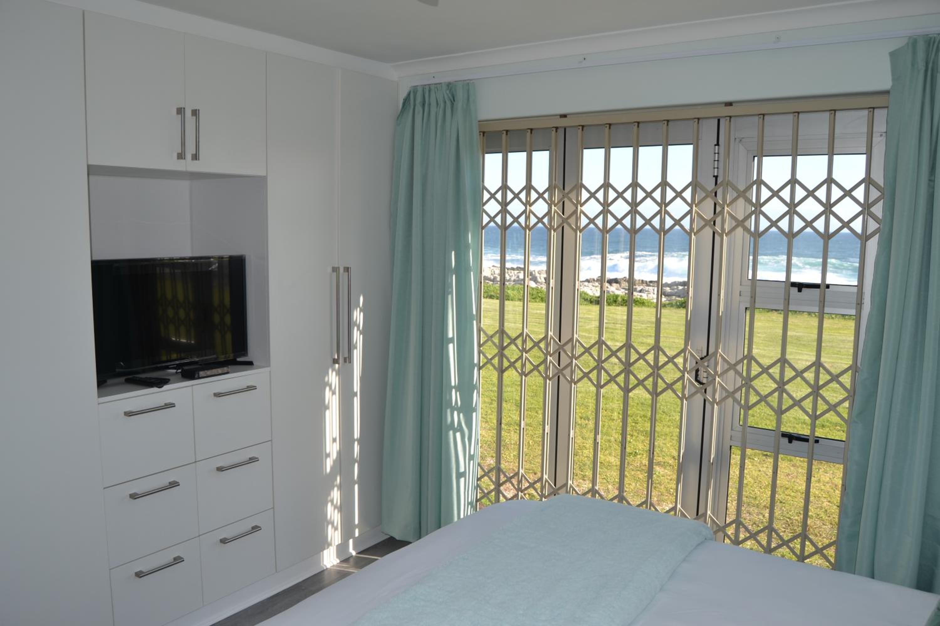 Three-Bedroom House - Photo 13