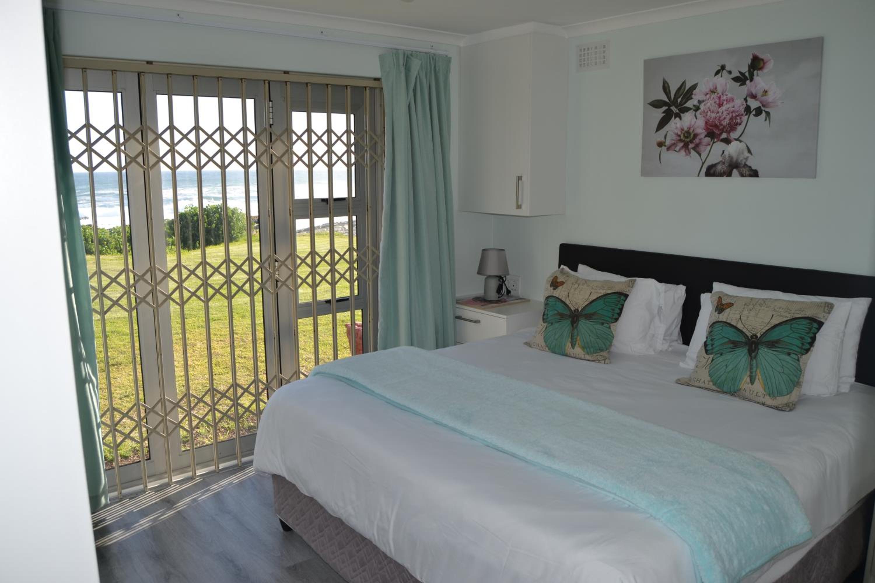 Three-Bedroom House - Photo 10