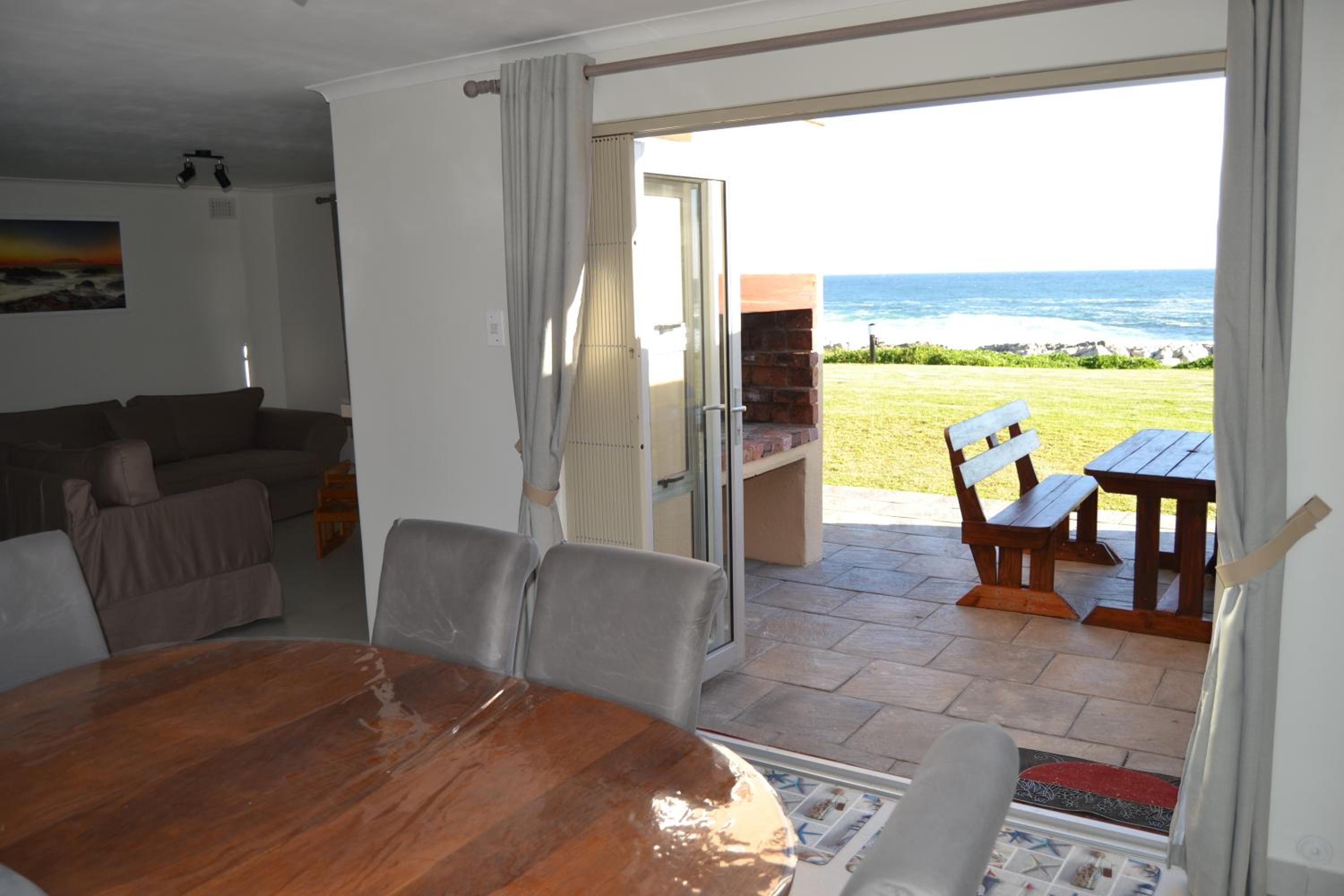 Three-Bedroom House - Photo 2