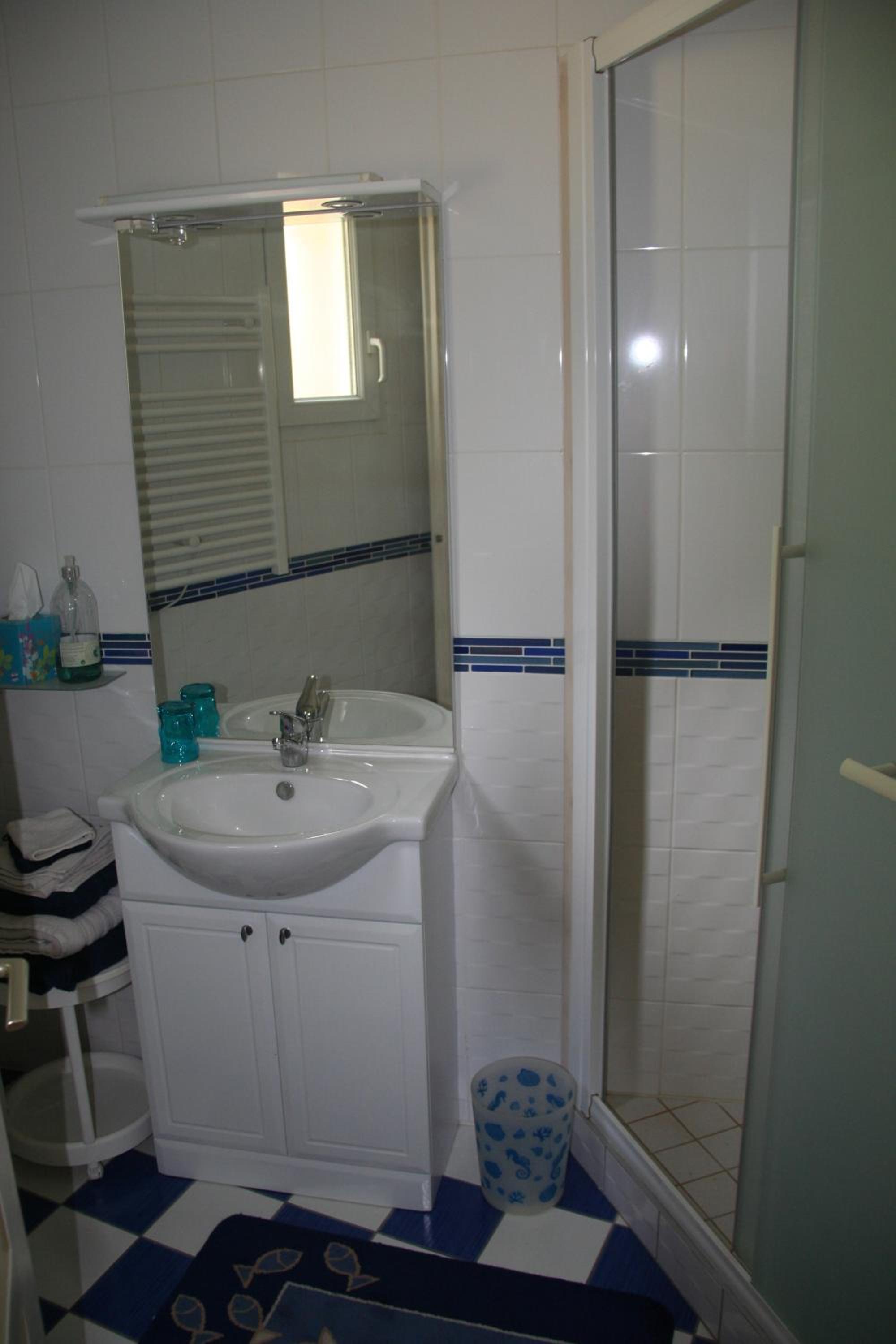 Double Room with Private Bathroom - Photo 11