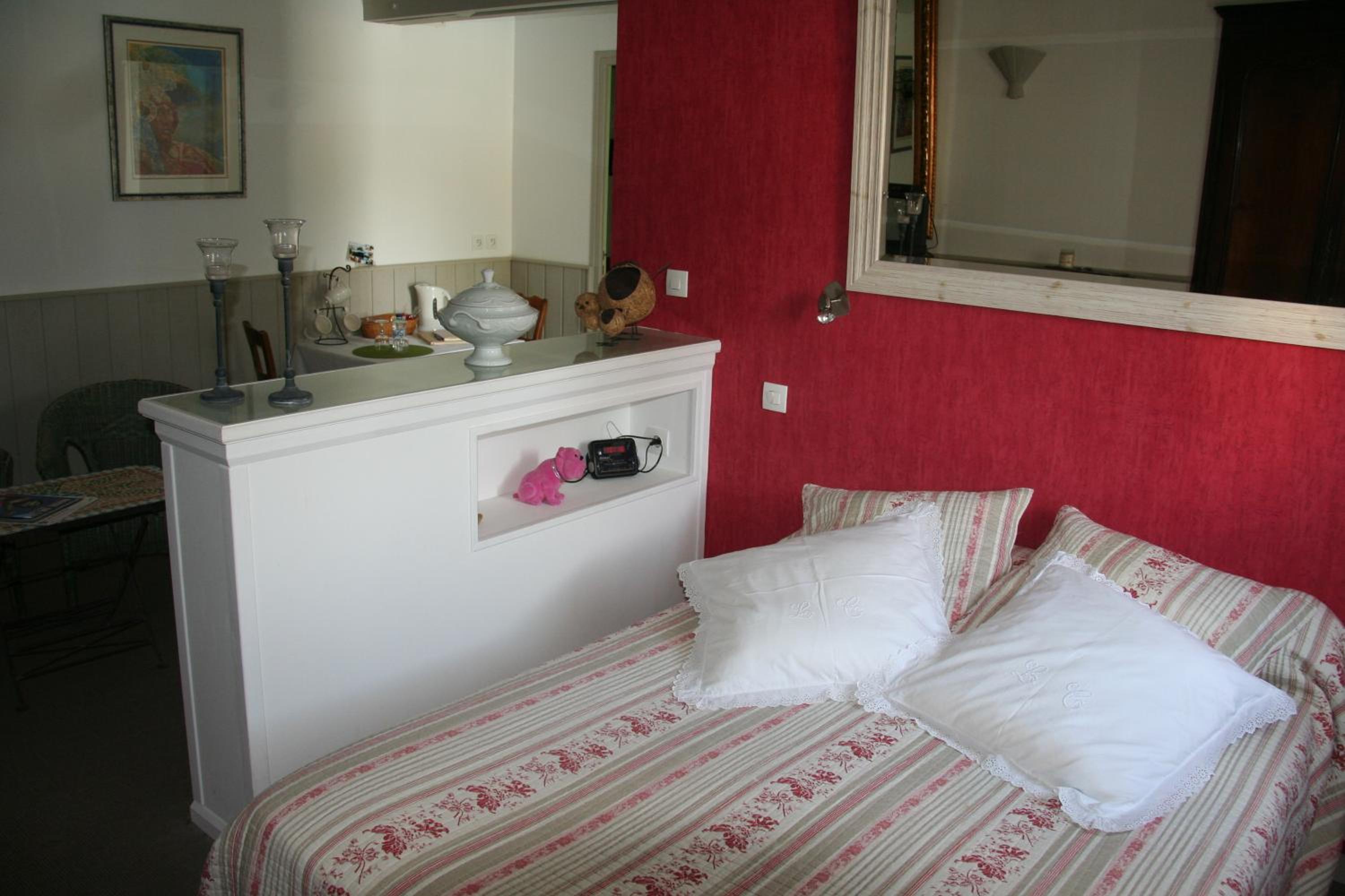 Double Room with Private Bathroom - Photo 10