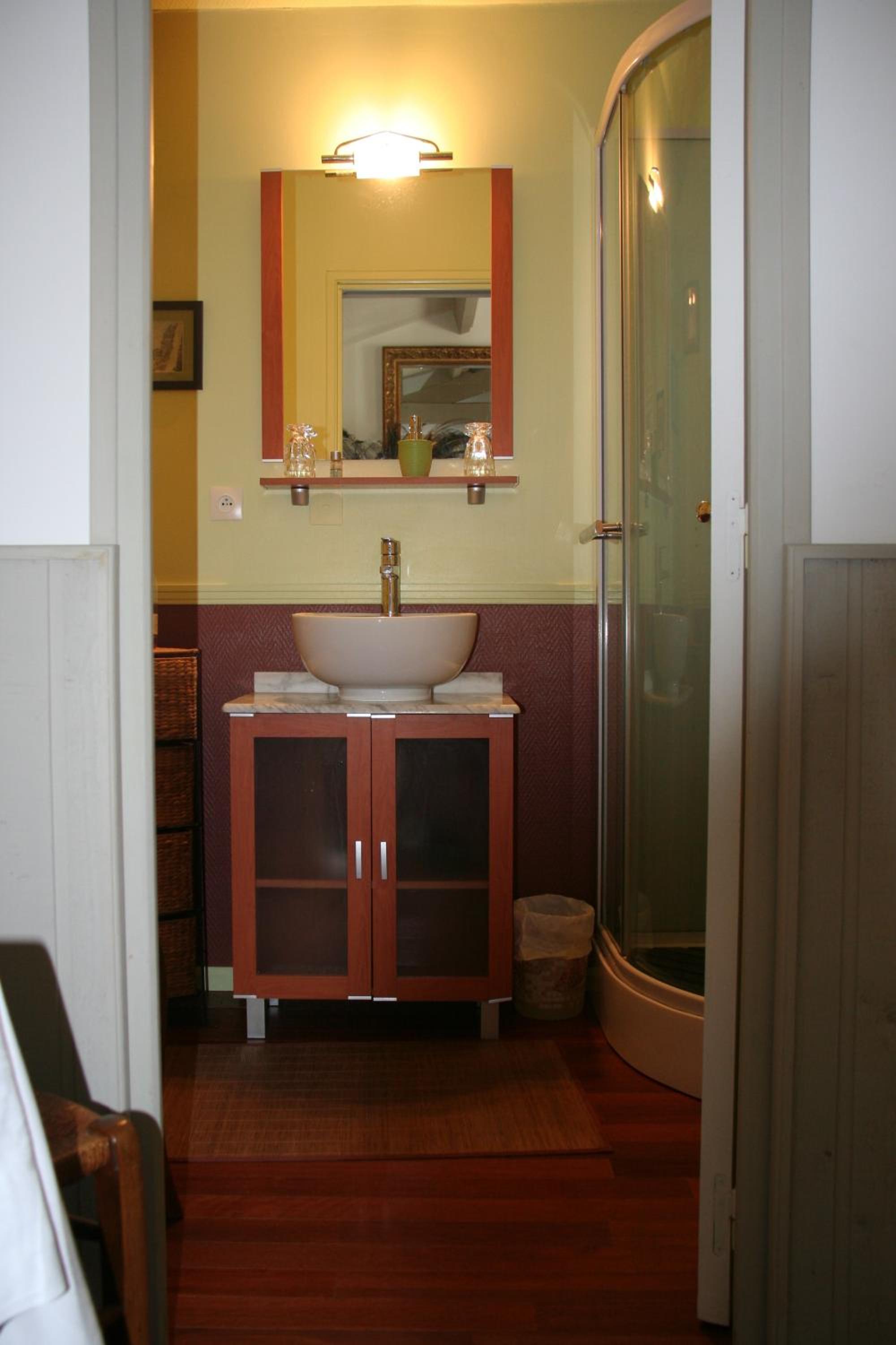 Double Room with Private Bathroom - Photo 9