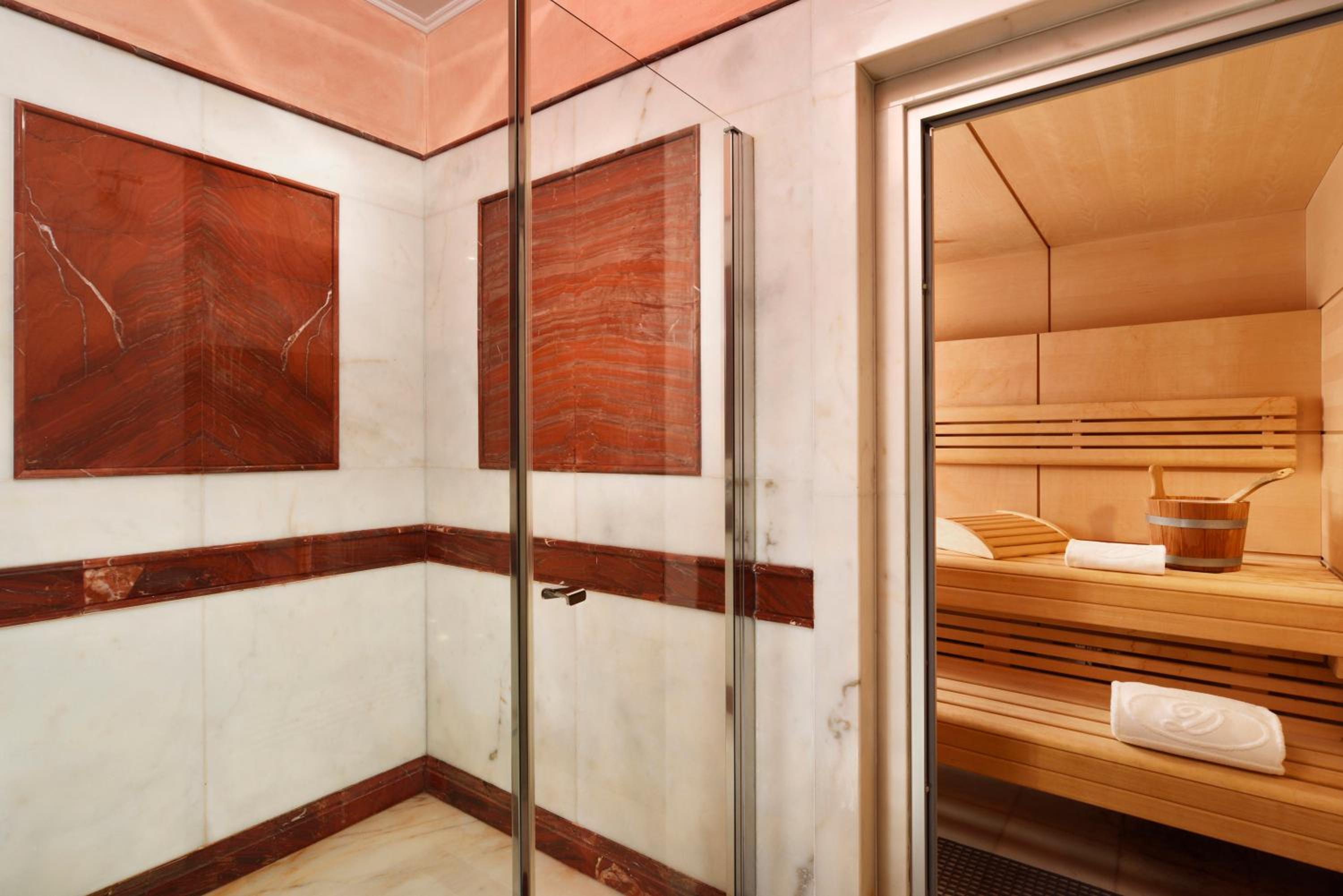 Deluxe Suite with Lake View - Photo 11