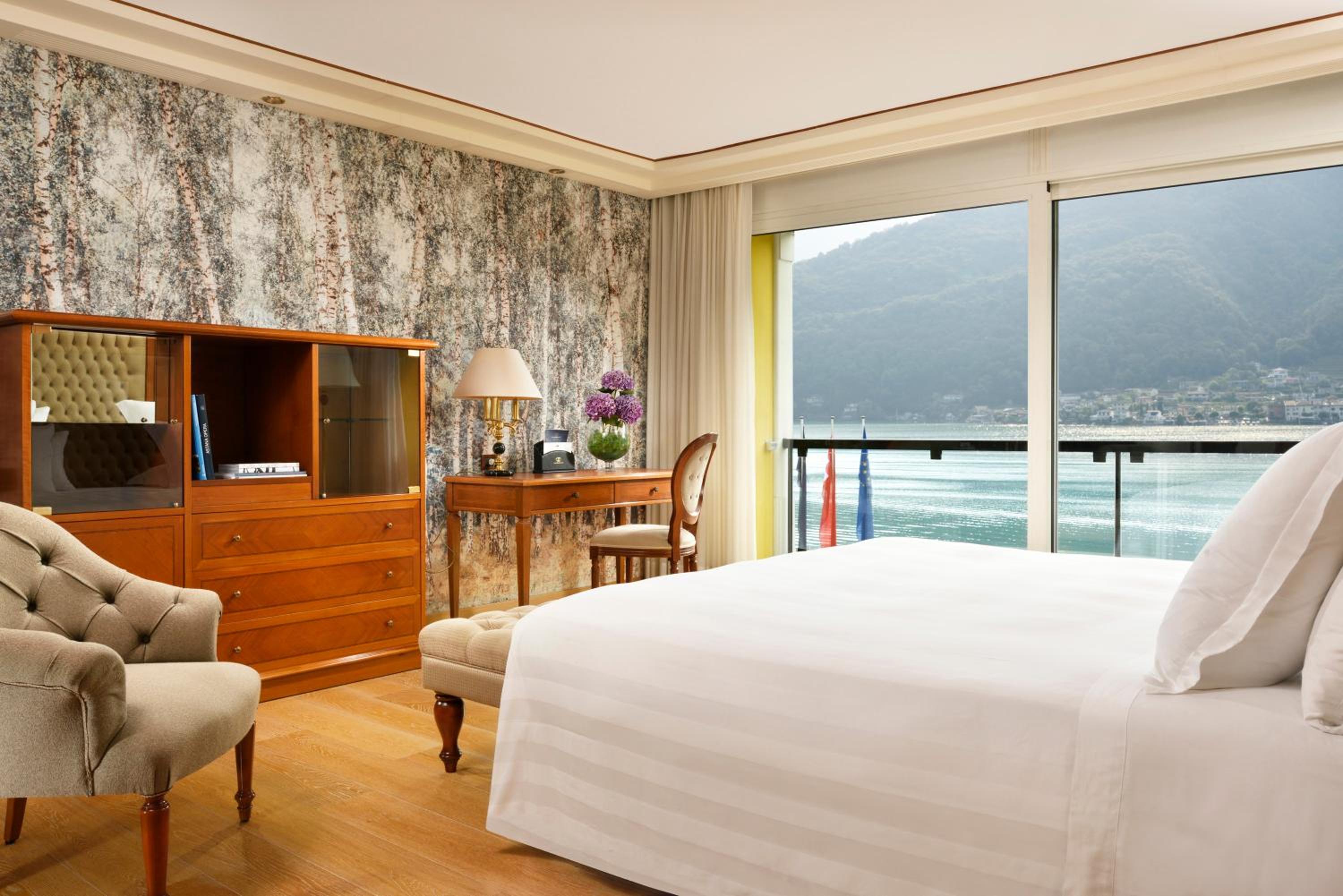 Deluxe Suite with Lake View - Photo 2