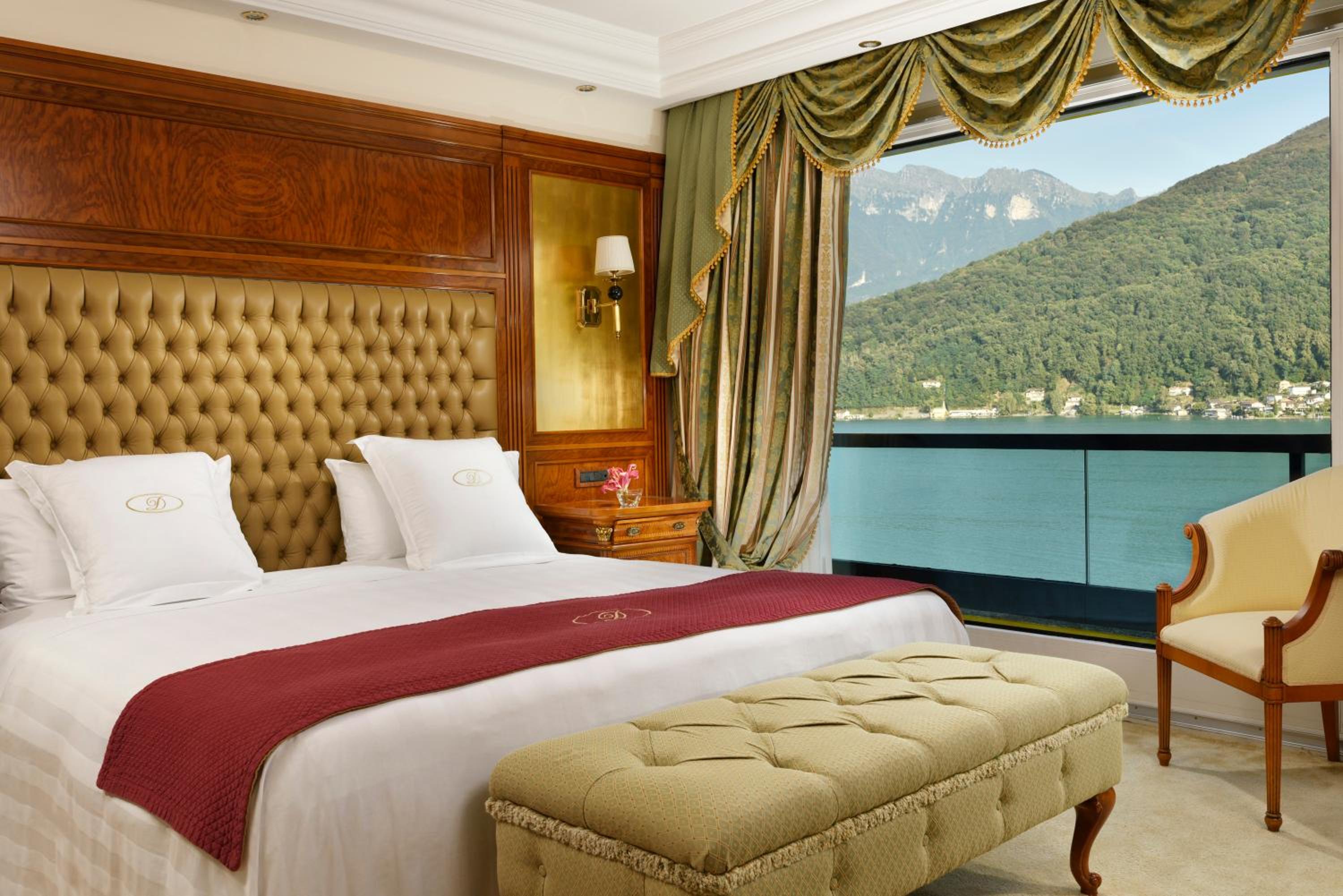Deluxe Suite with Lake View - Photo 4