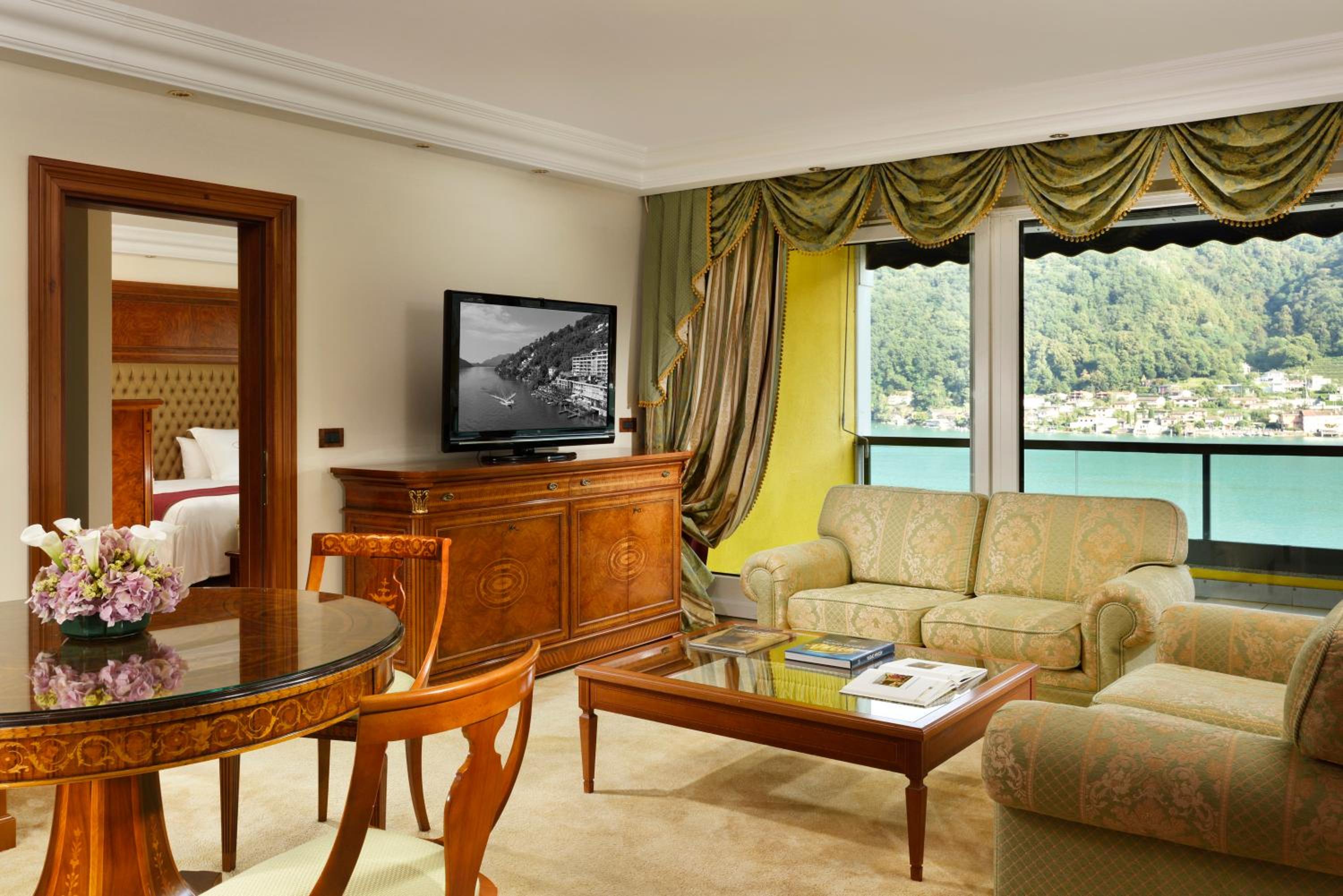 Deluxe Suite with Lake View - Photo 3
