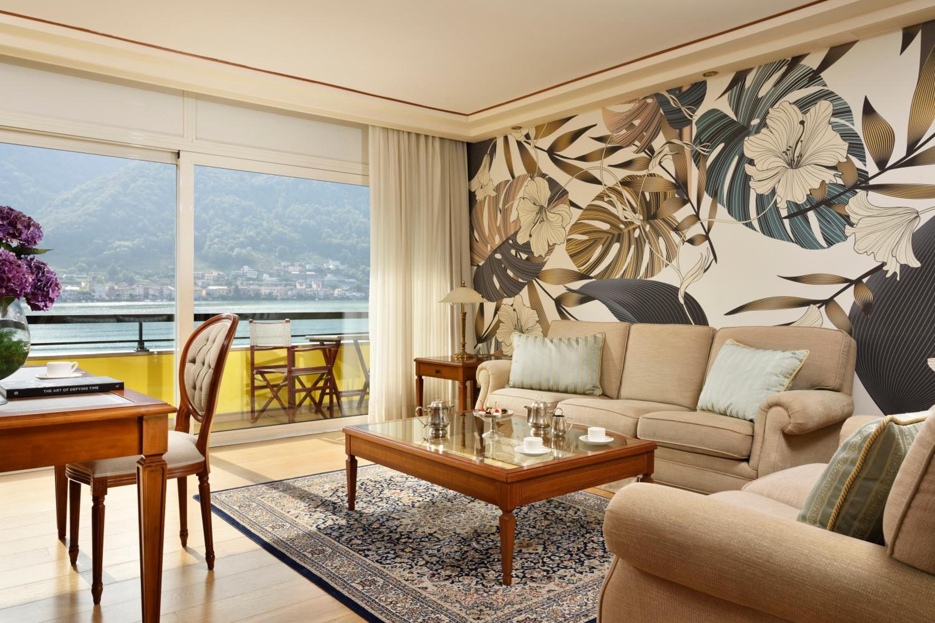 Deluxe Suite with Lake View - Photo 5