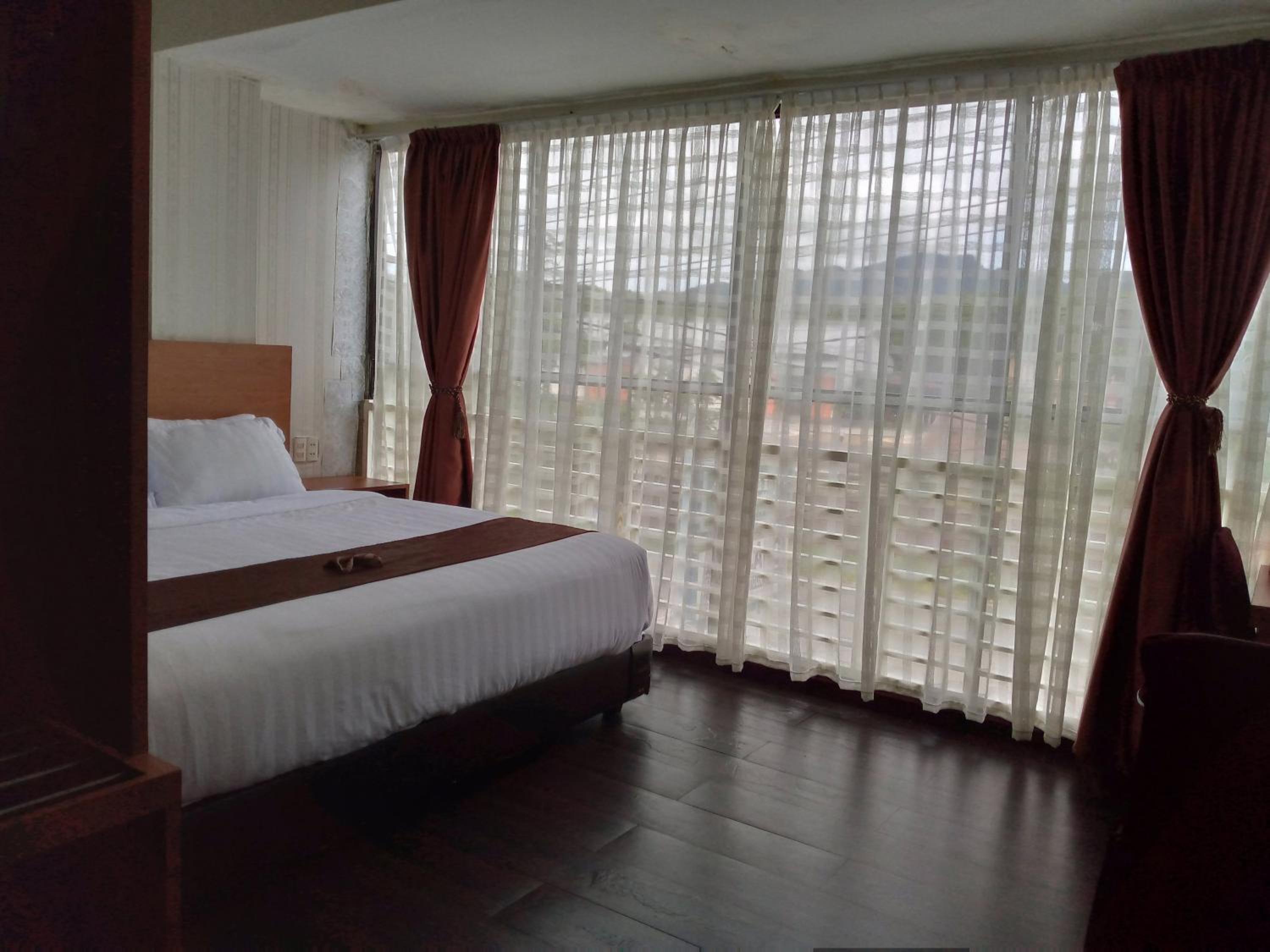 Deluxe Room - Photo 6