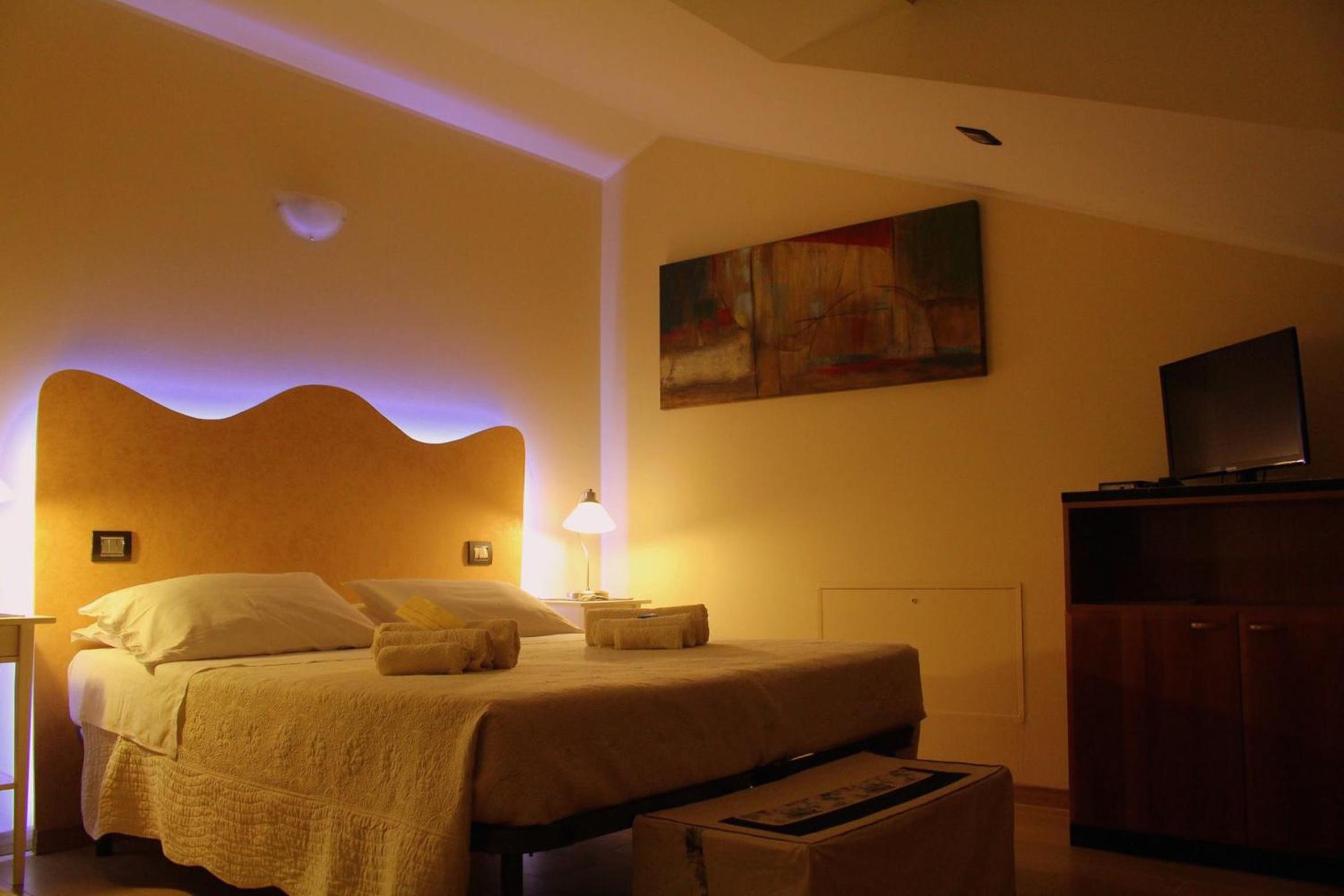 Double Room - Photo 11