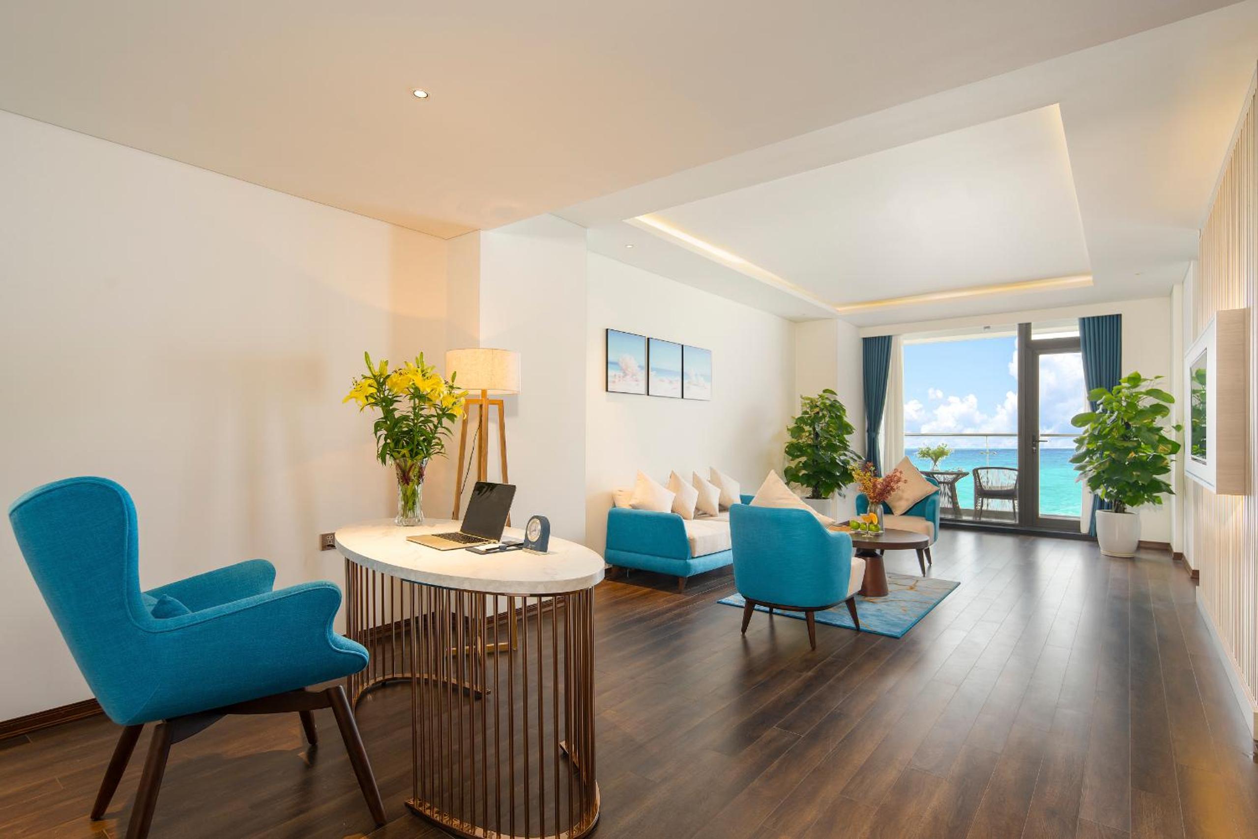 Executive Suite - Photo 4