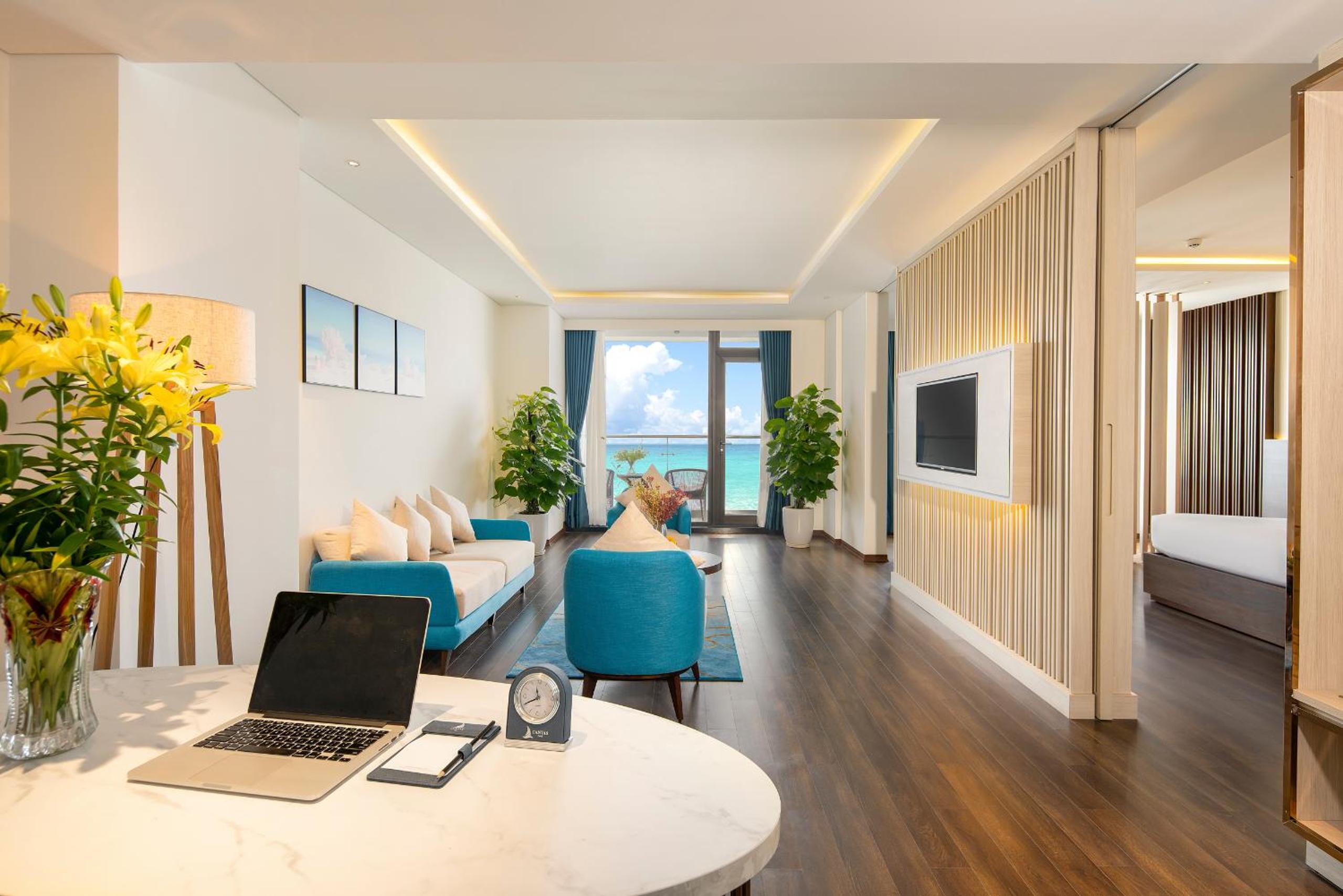 Executive Suite - Photo 3