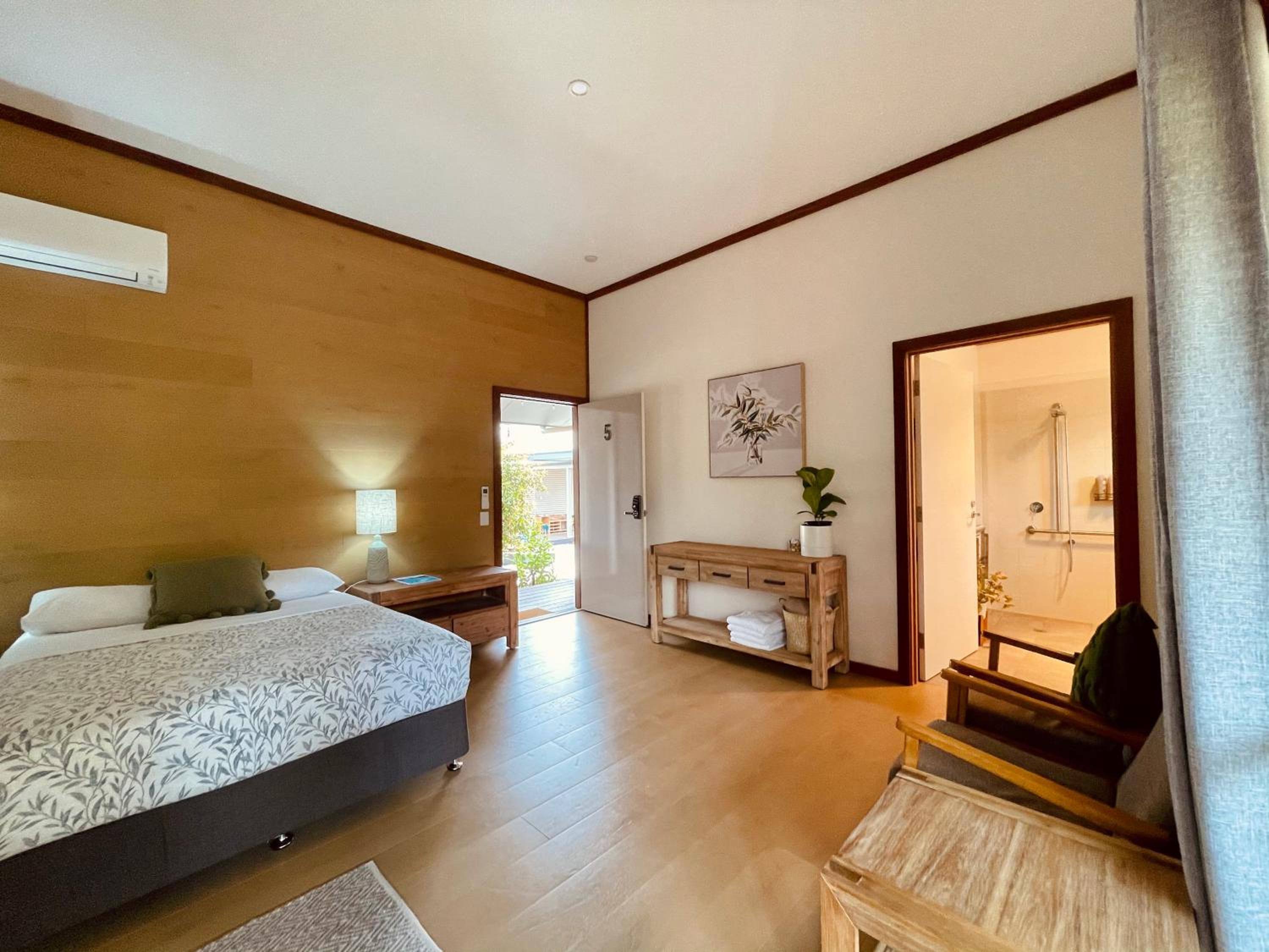 Queen Honeymoon Room