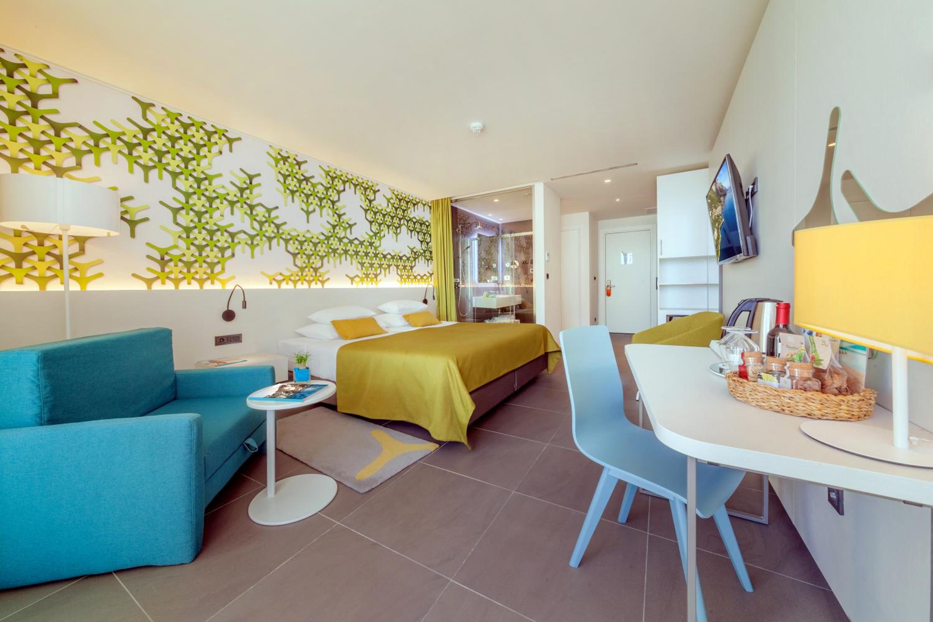 Premium Double Room Sea Side with Balcony - Photo 5