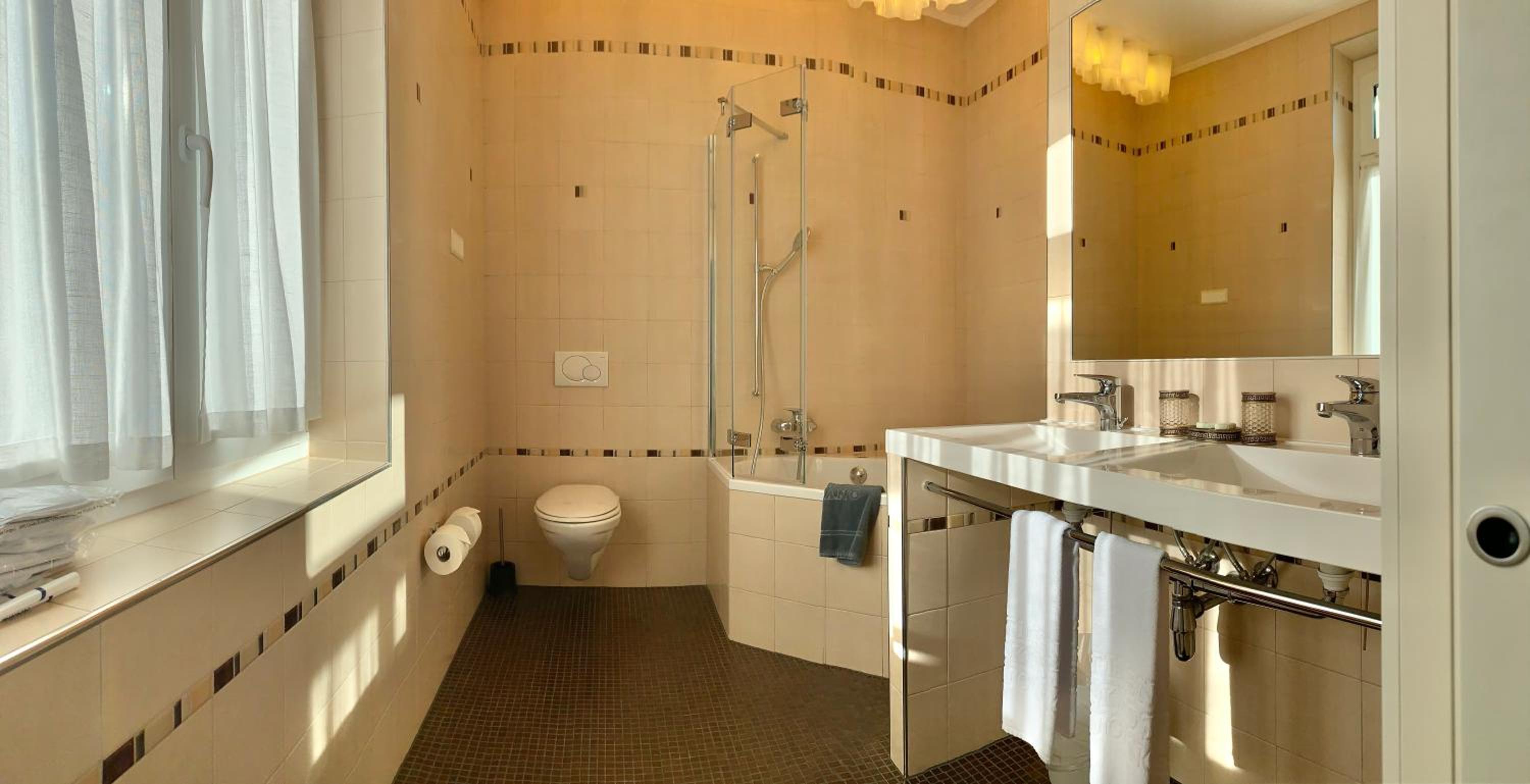 Prestige Twin Room with Lake View photo 2
