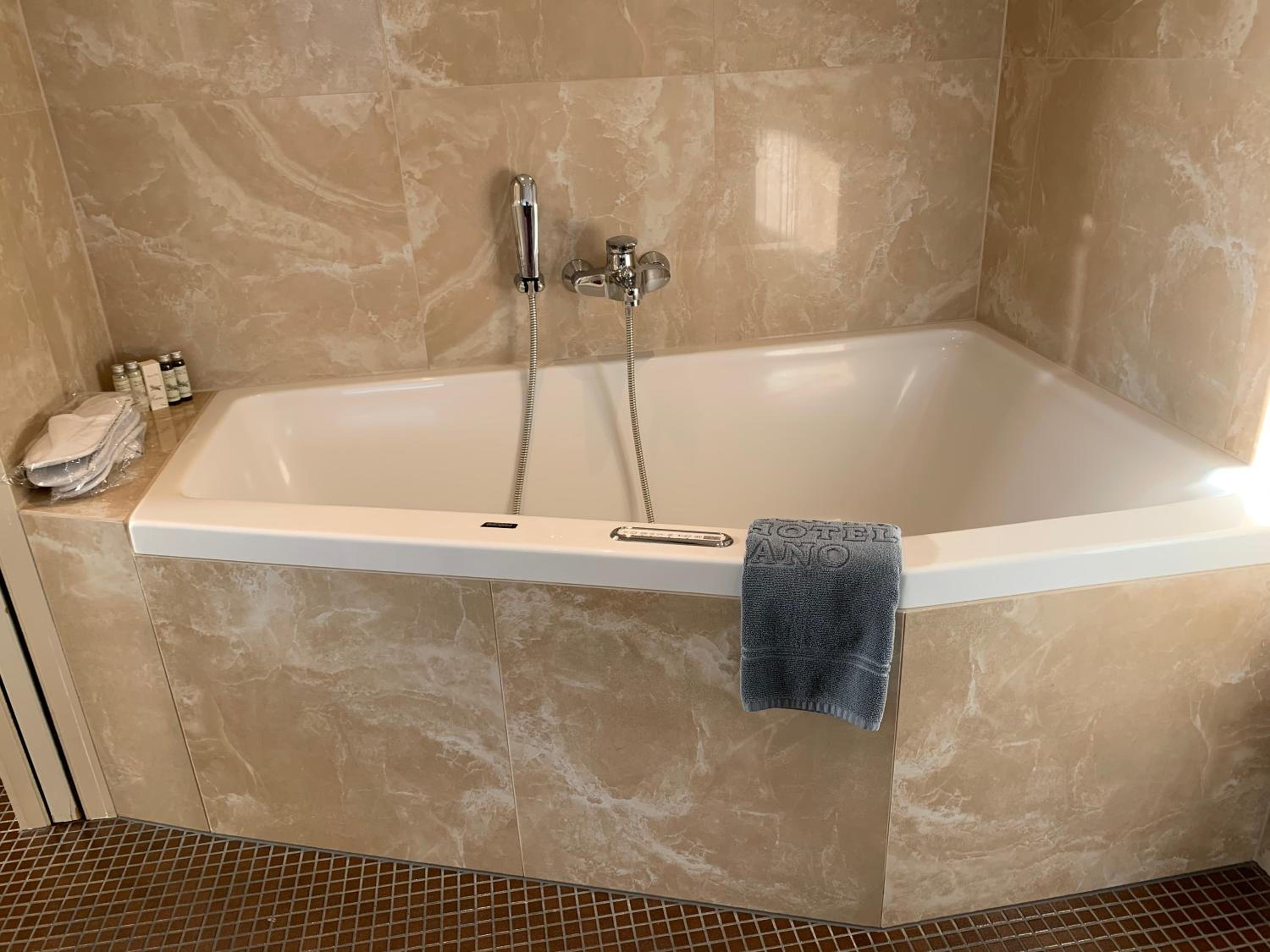 Prestige Twin Room with Lake View - Photo 2