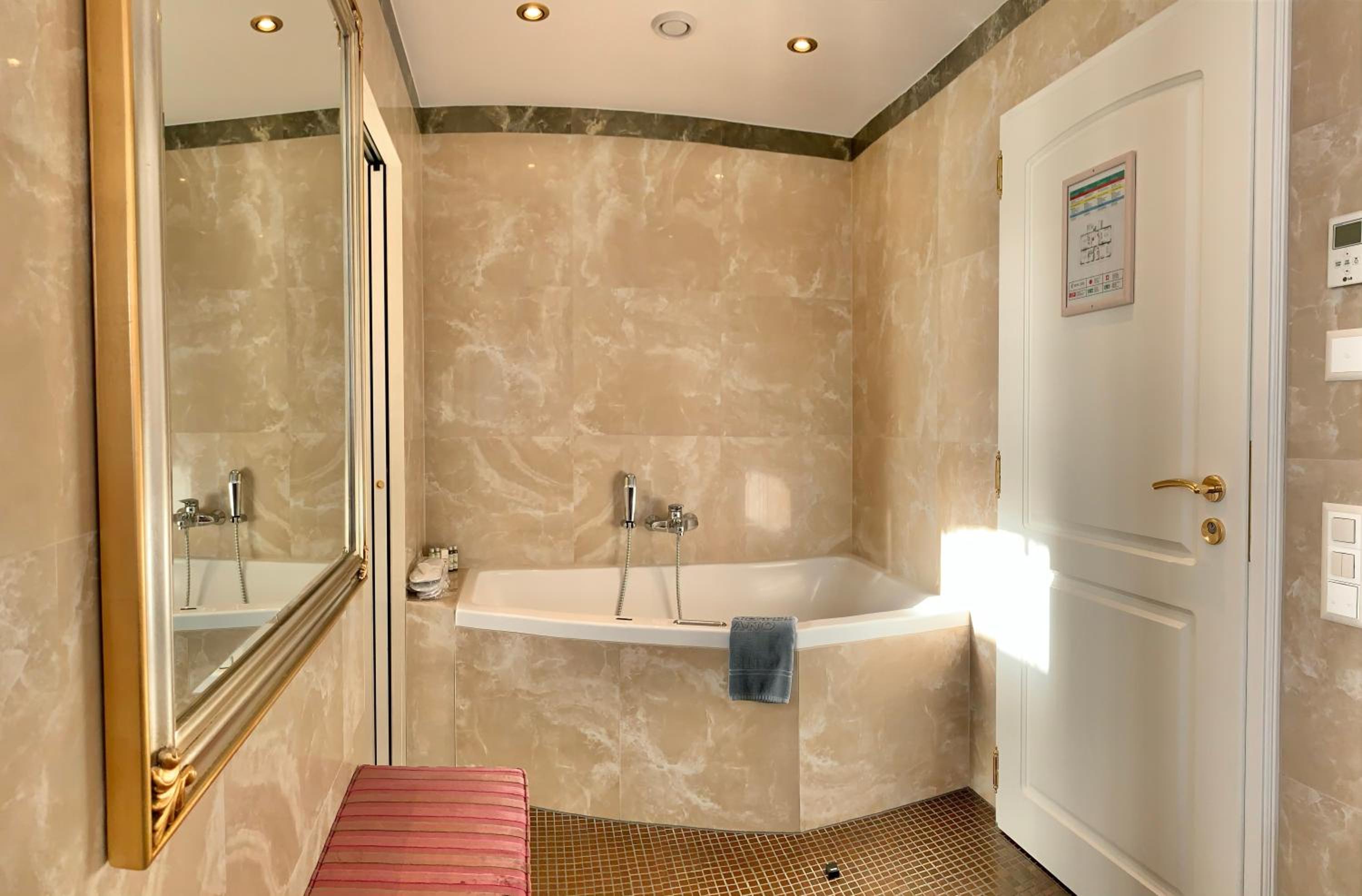 Prestige Twin Room with Lake View - Photo 7