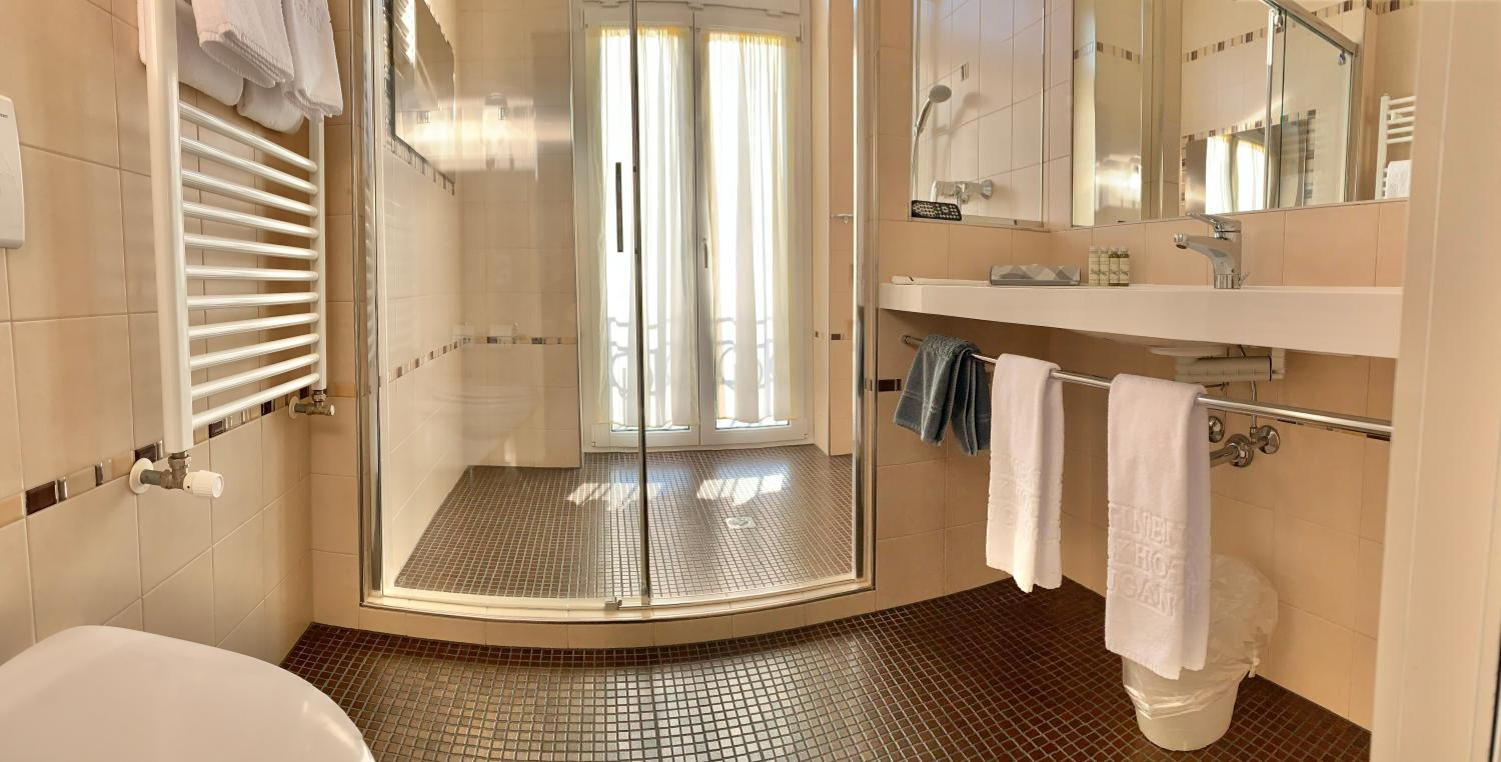 Prestige Twin Room with Lake View - Photo 9