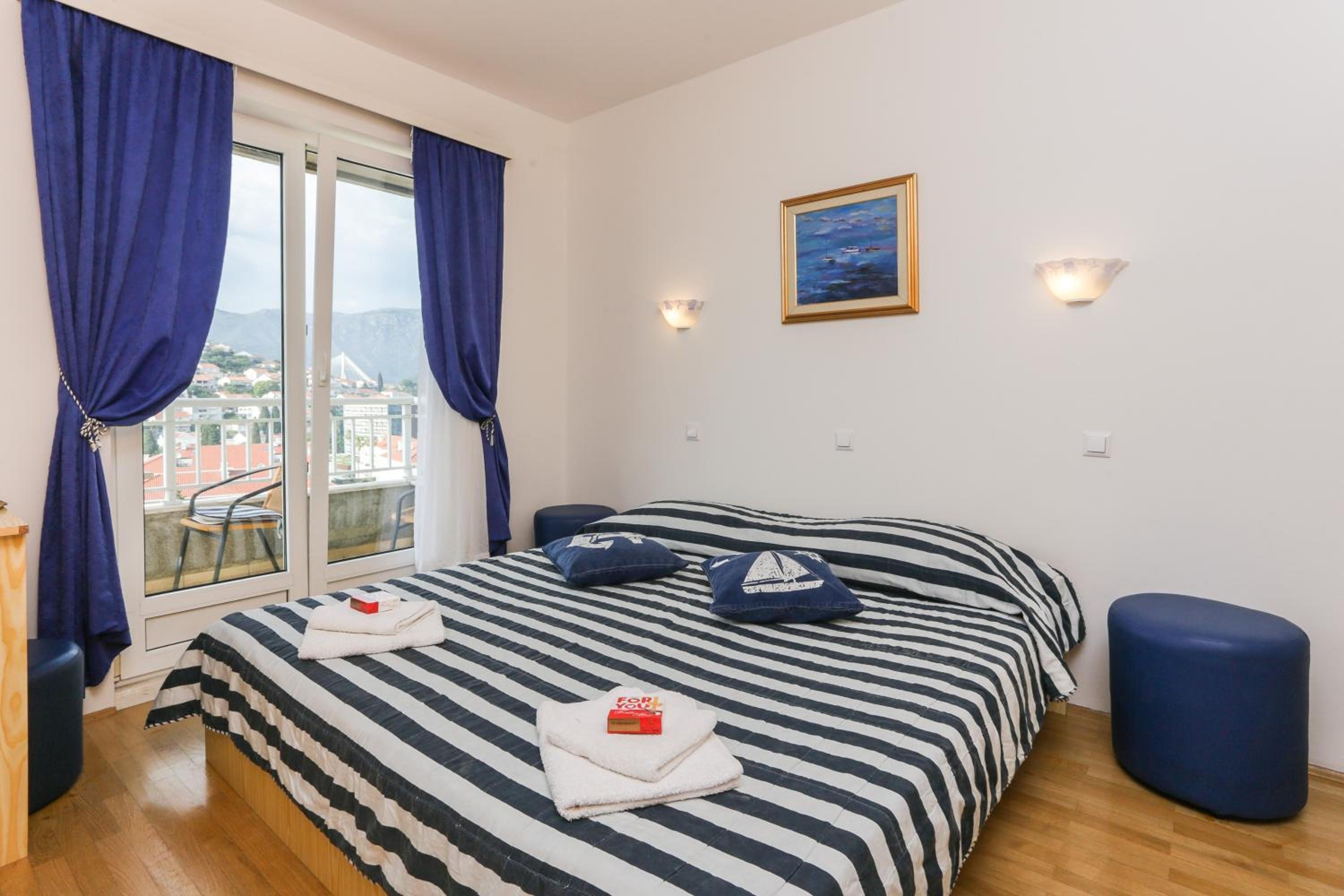 One Bedroom Apartment with Balcony and Sea View photo 1