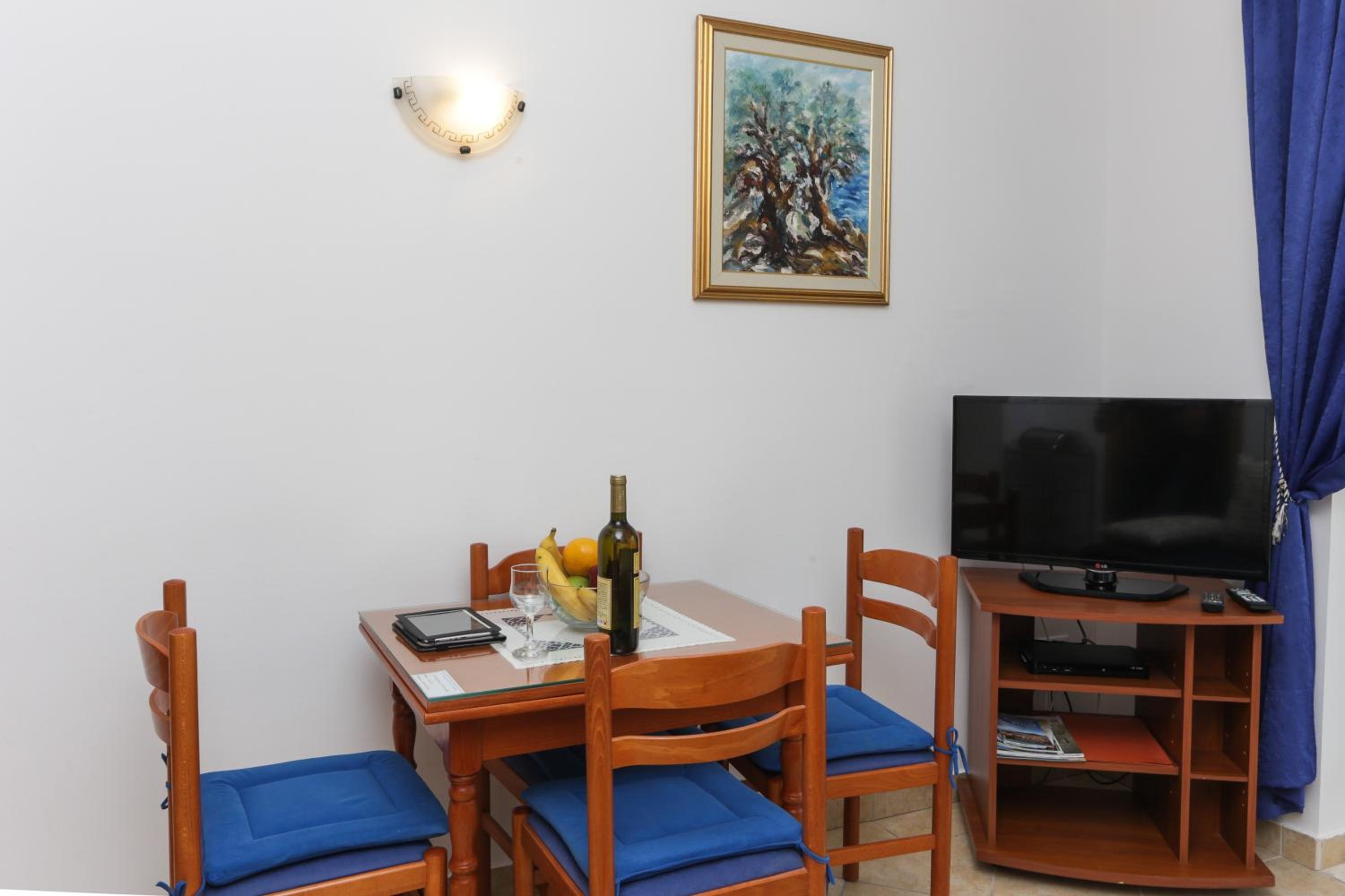 One Bedroom Apartment with Balcony and Sea View photo 2