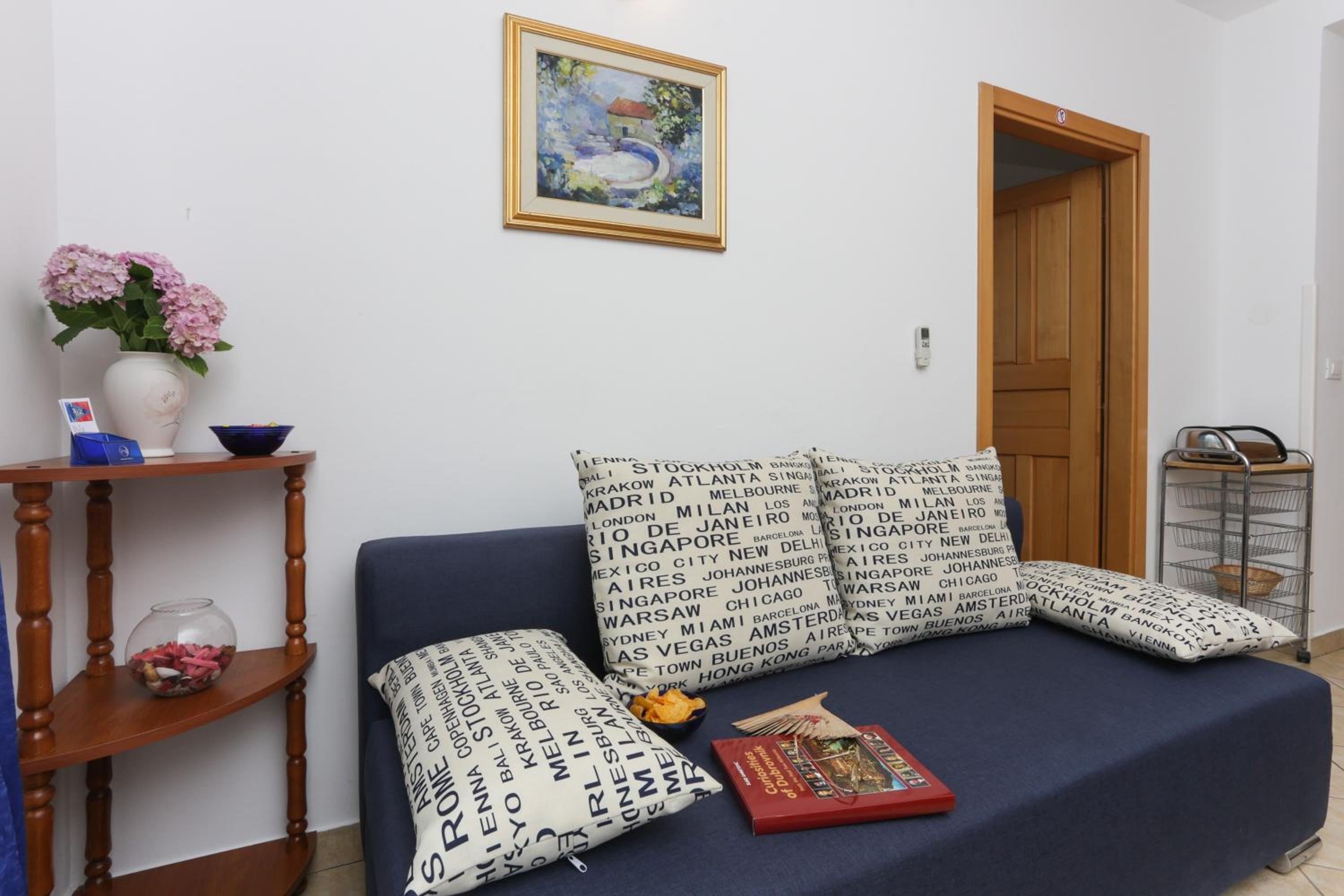 One Bedroom Apartment with Balcony and Sea View photo 3