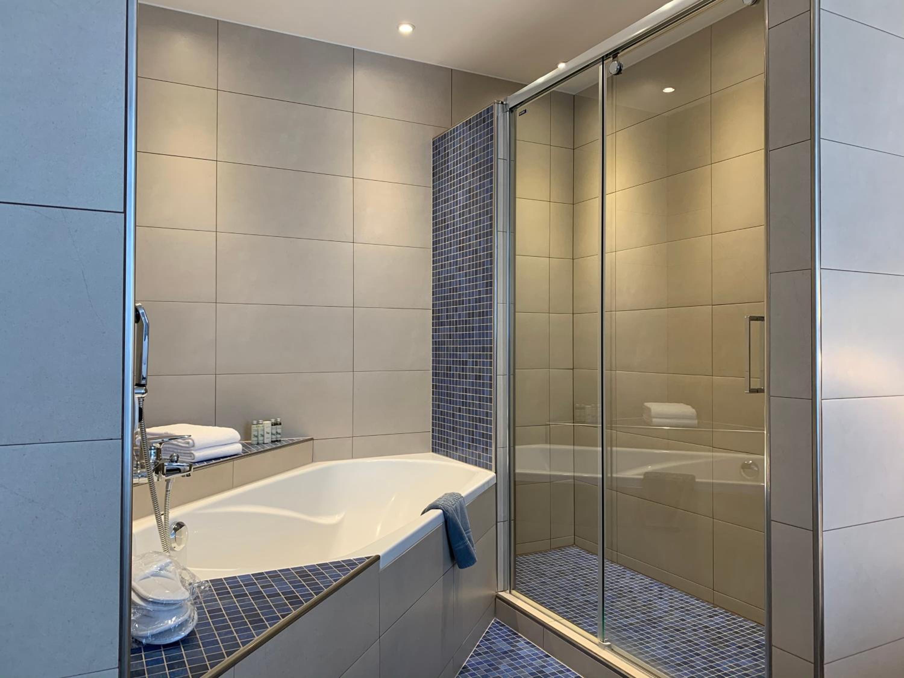 Deluxe Twin Room with Lake View - Photo 4