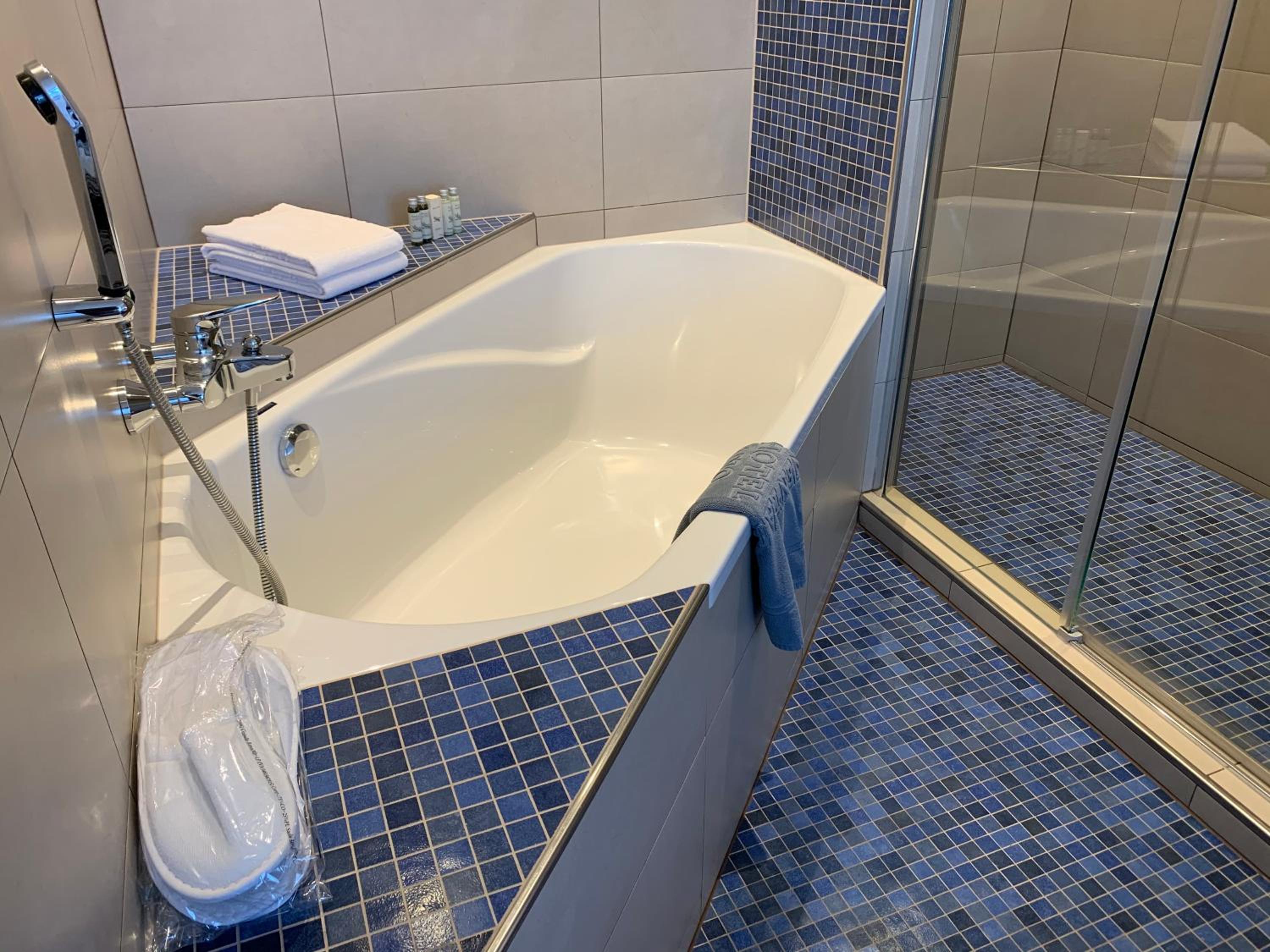 Deluxe Twin Room with Lake View - Photo 3