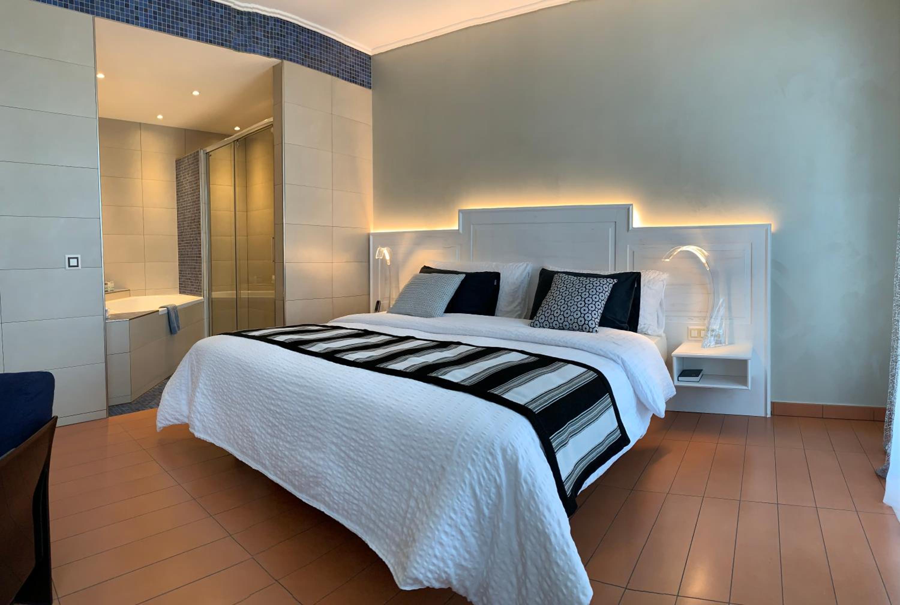 Deluxe Twin Room with Lake View - Photo 5