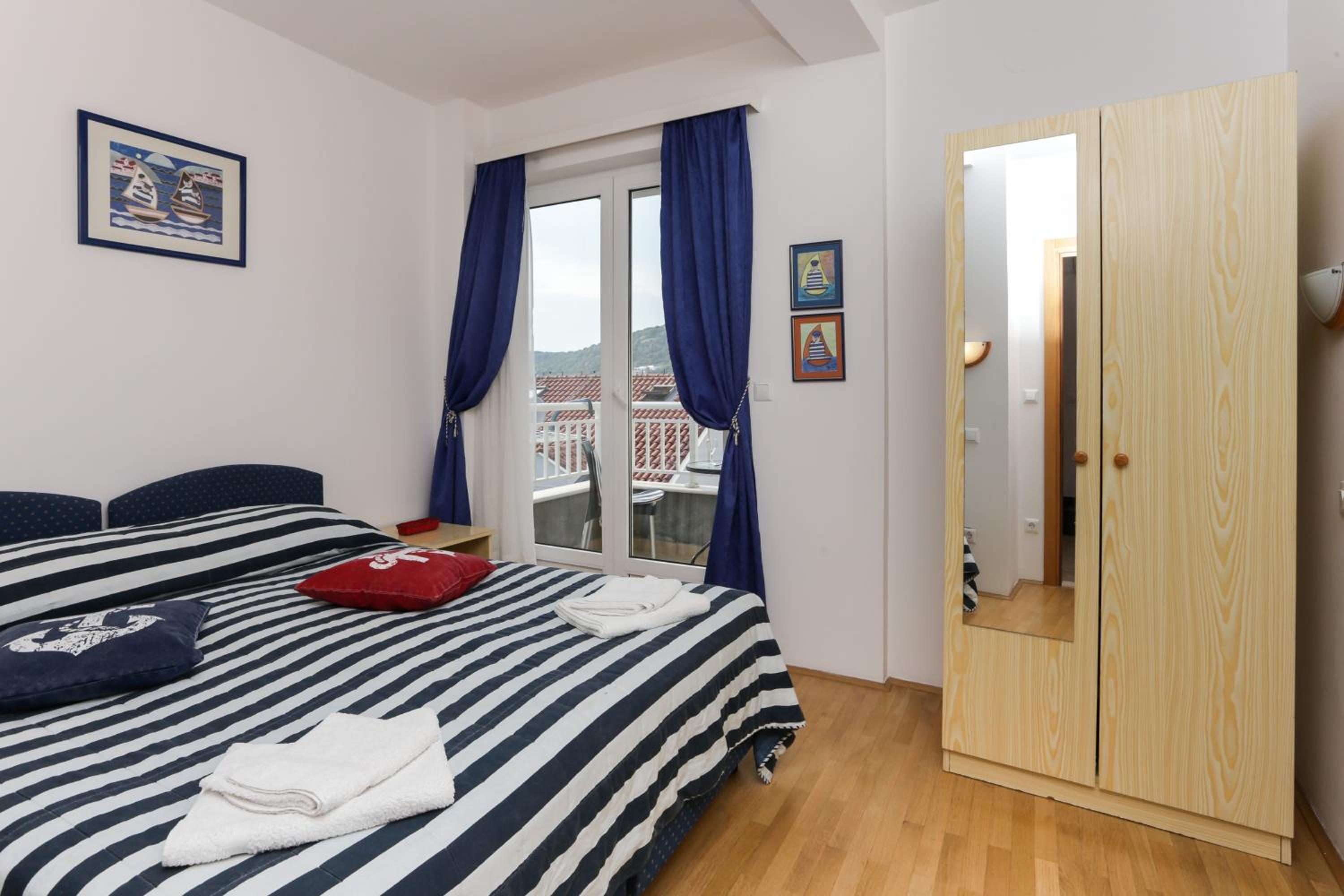 One Bedroom Apartment with Balcony and City View photo 3