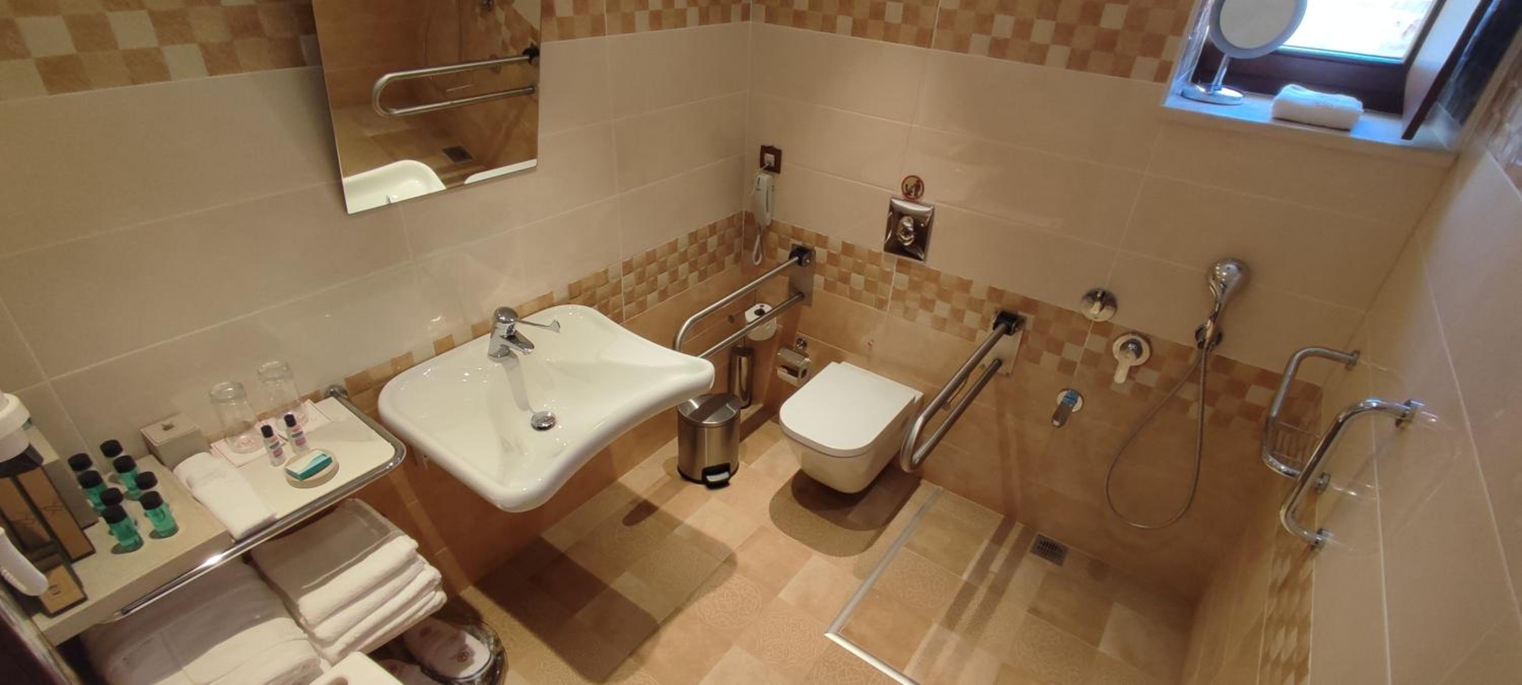 Twin Room - Disability Access - Photo 8