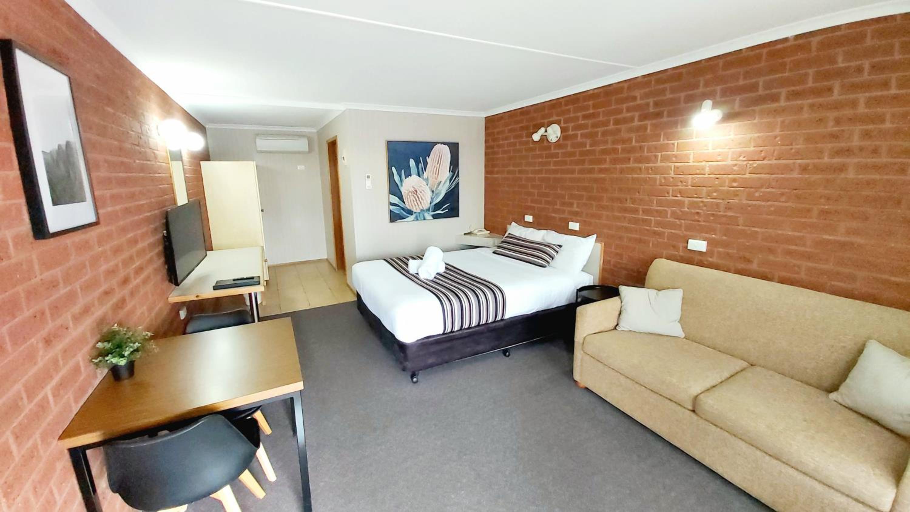 Queen Room photo 1