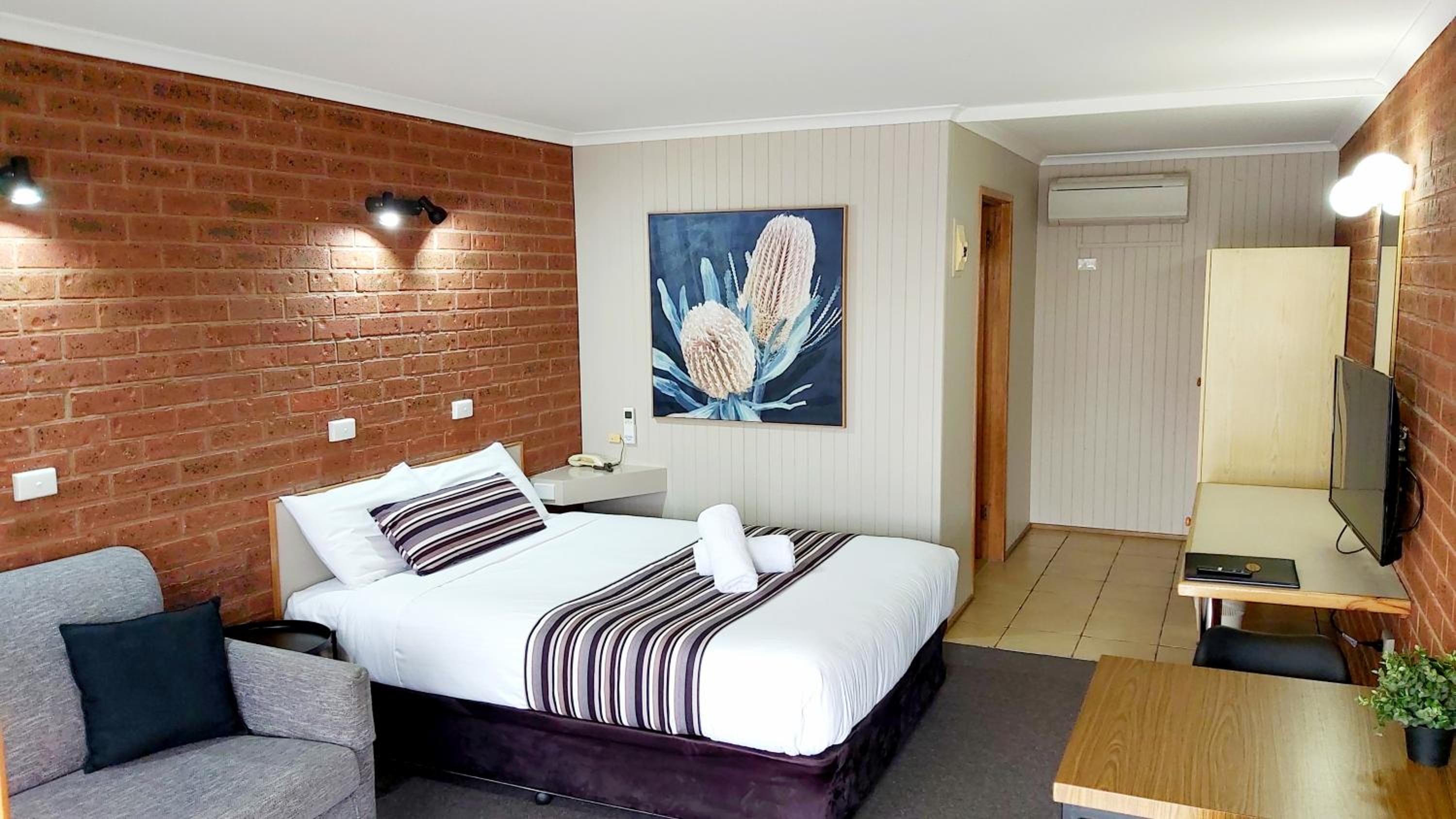 Queen Room photo 2