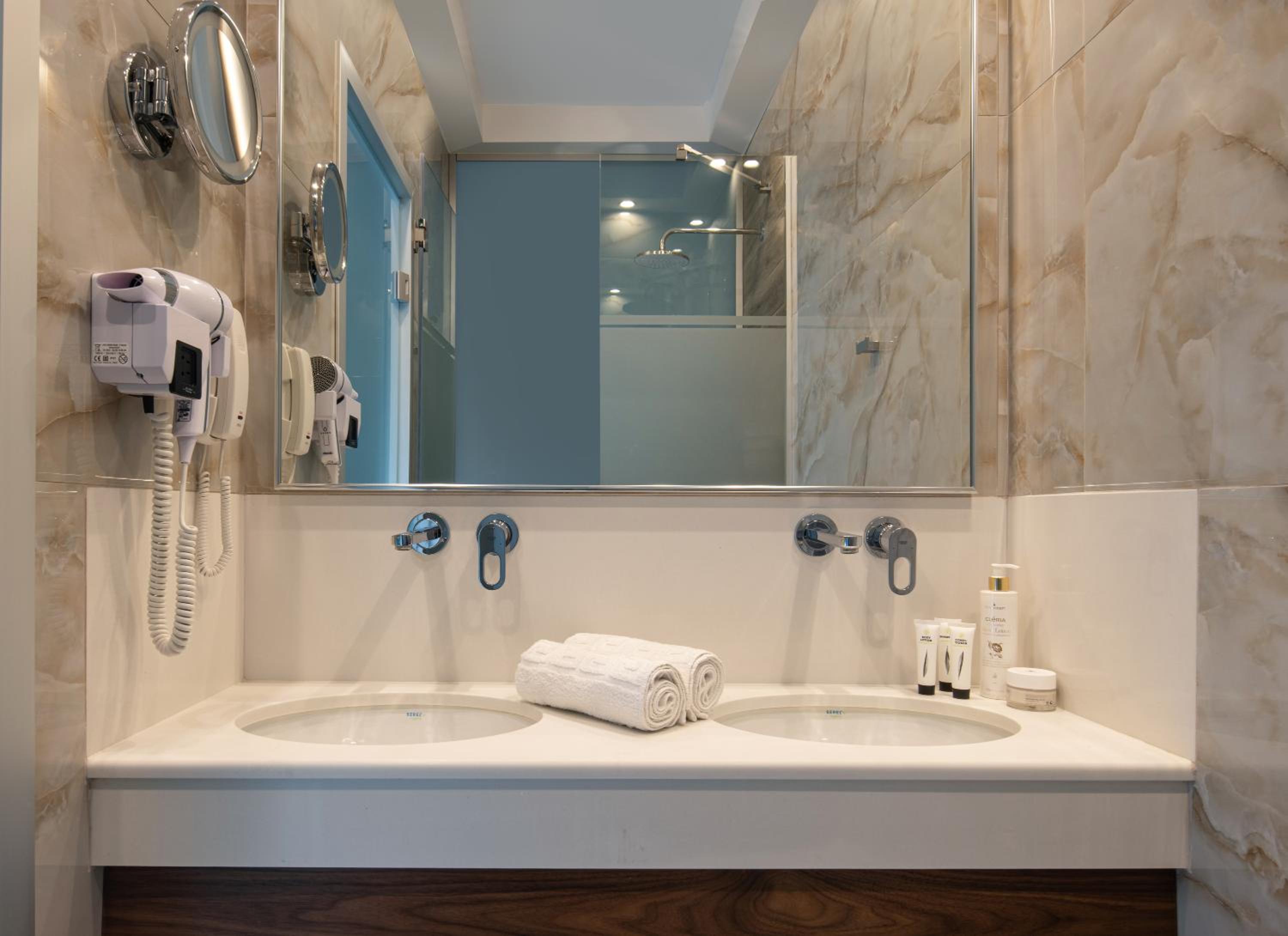 Suite with Balcony - Photo 9
